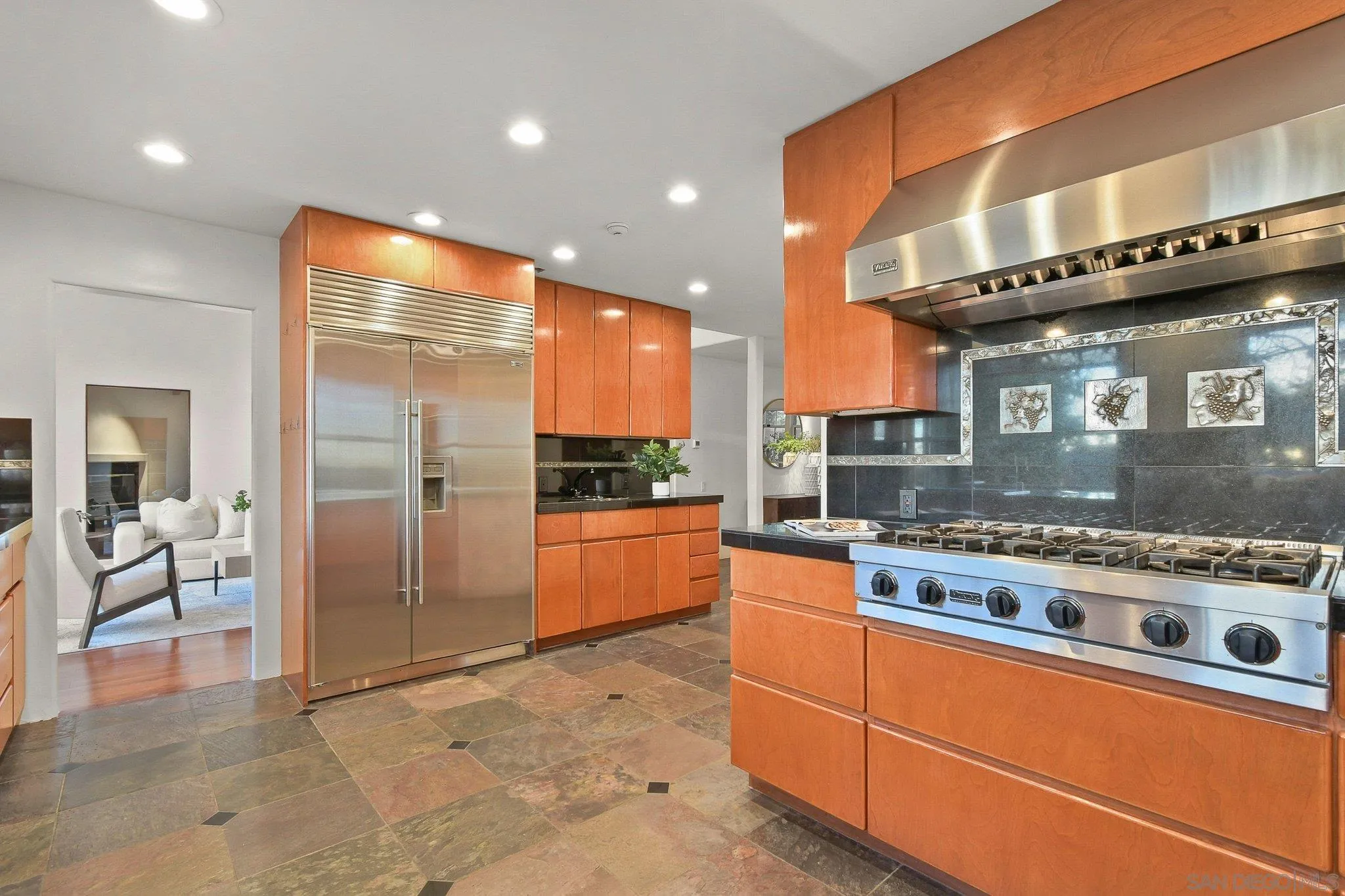 https://cdn.realtyfeed.com/cdn/127/260006929/b9e99e40eddae01846efb619a9301cf2.webp