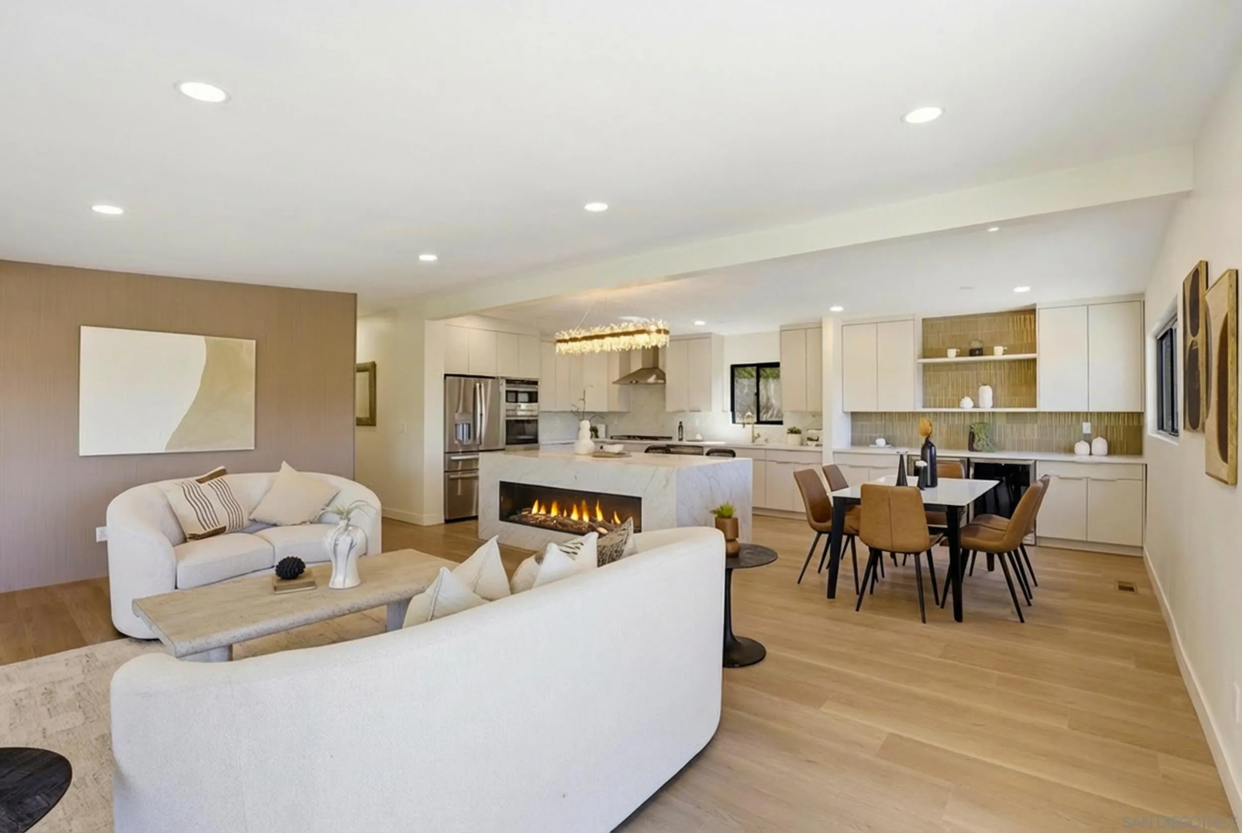 https://cdn.realtyfeed.com/cdn/127/260006931/afb3bf78c0d8604540f2f742cc247553.webp