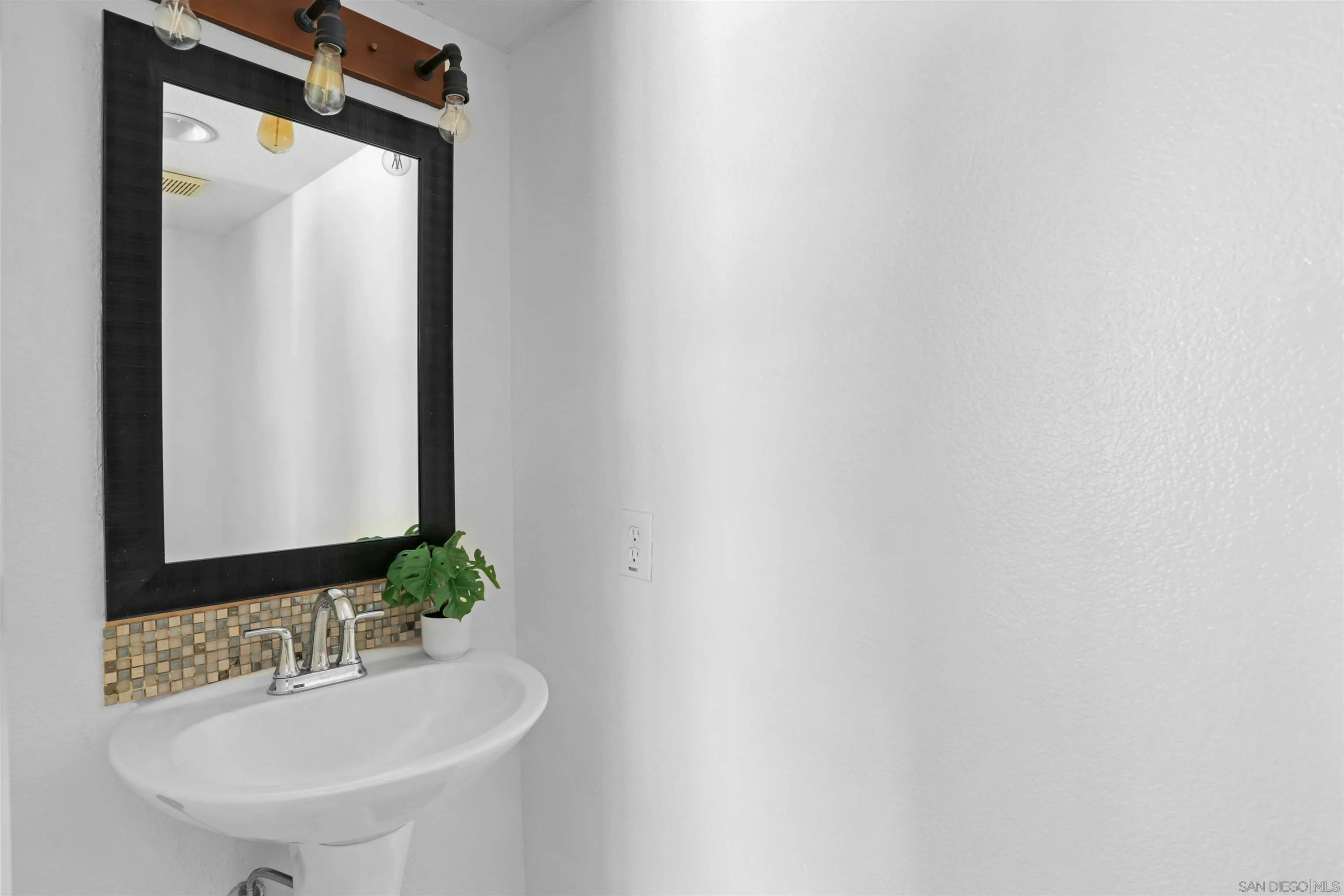 https://cdn.realtyfeed.com/cdn/127/260006957/31ae413b4129b05dd7ec067f51742374.webp