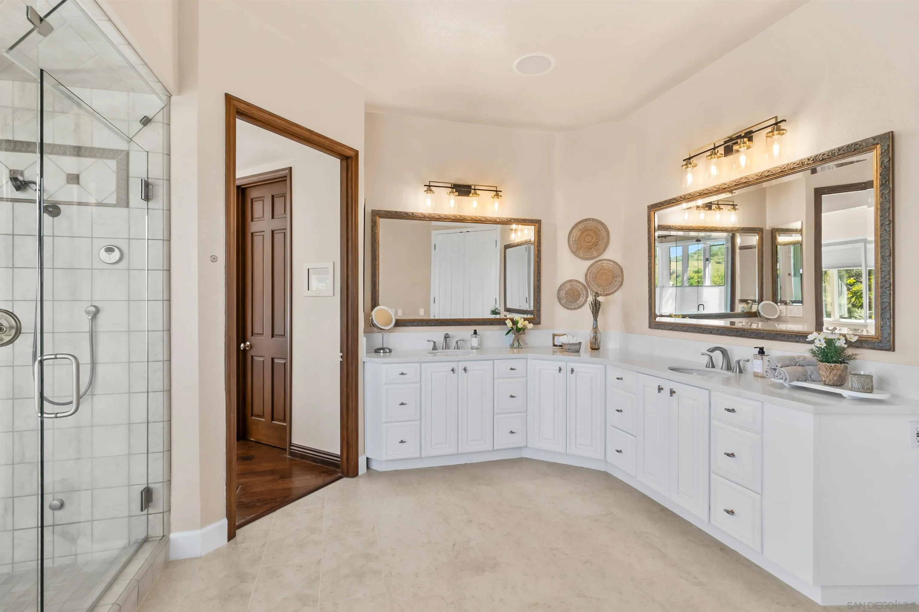 https://cdn.realtyfeed.com/cdn/127/260006958/211083f49495f7bae14facc2d4c8d397.webp