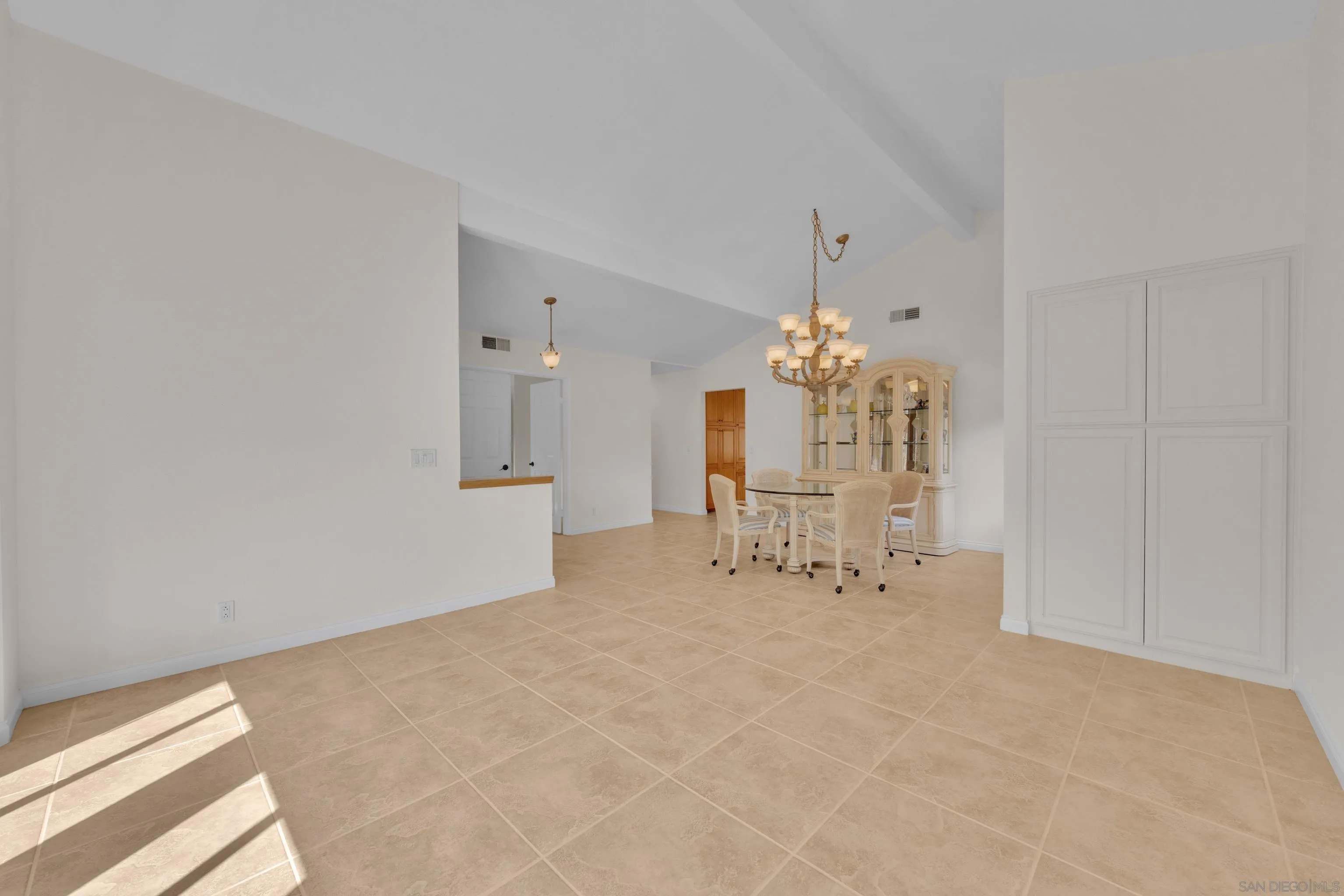 https://cdn.realtyfeed.com/cdn/127/260006960/e51f1b3b27a3f321dc1c1e21961bf573.webp