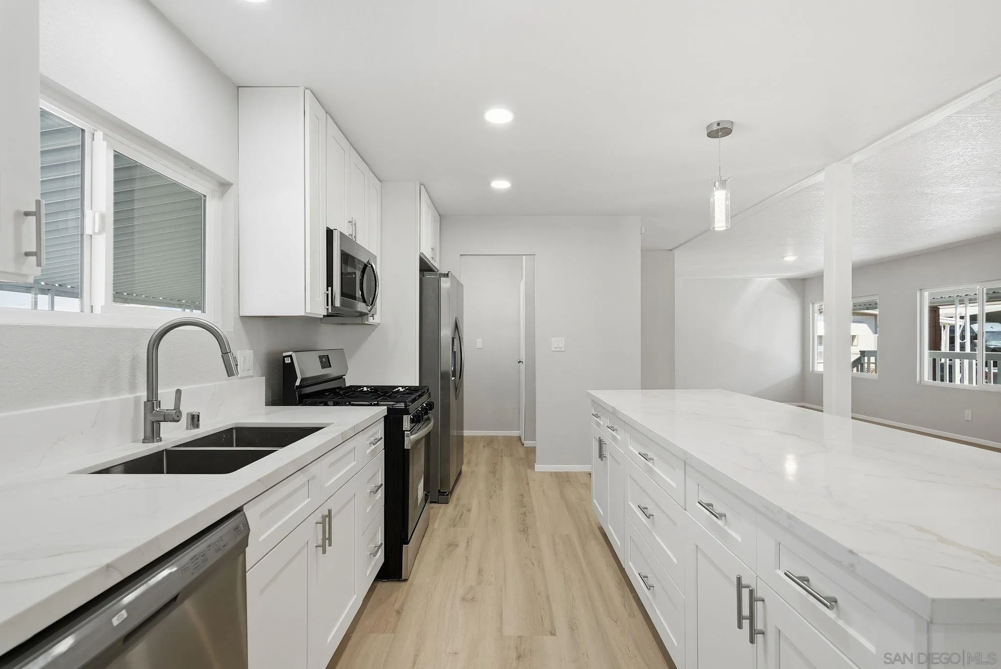 https://cdn.realtyfeed.com/cdn/127/260006961/317402bcf96f9dde4c82393254049621.webp