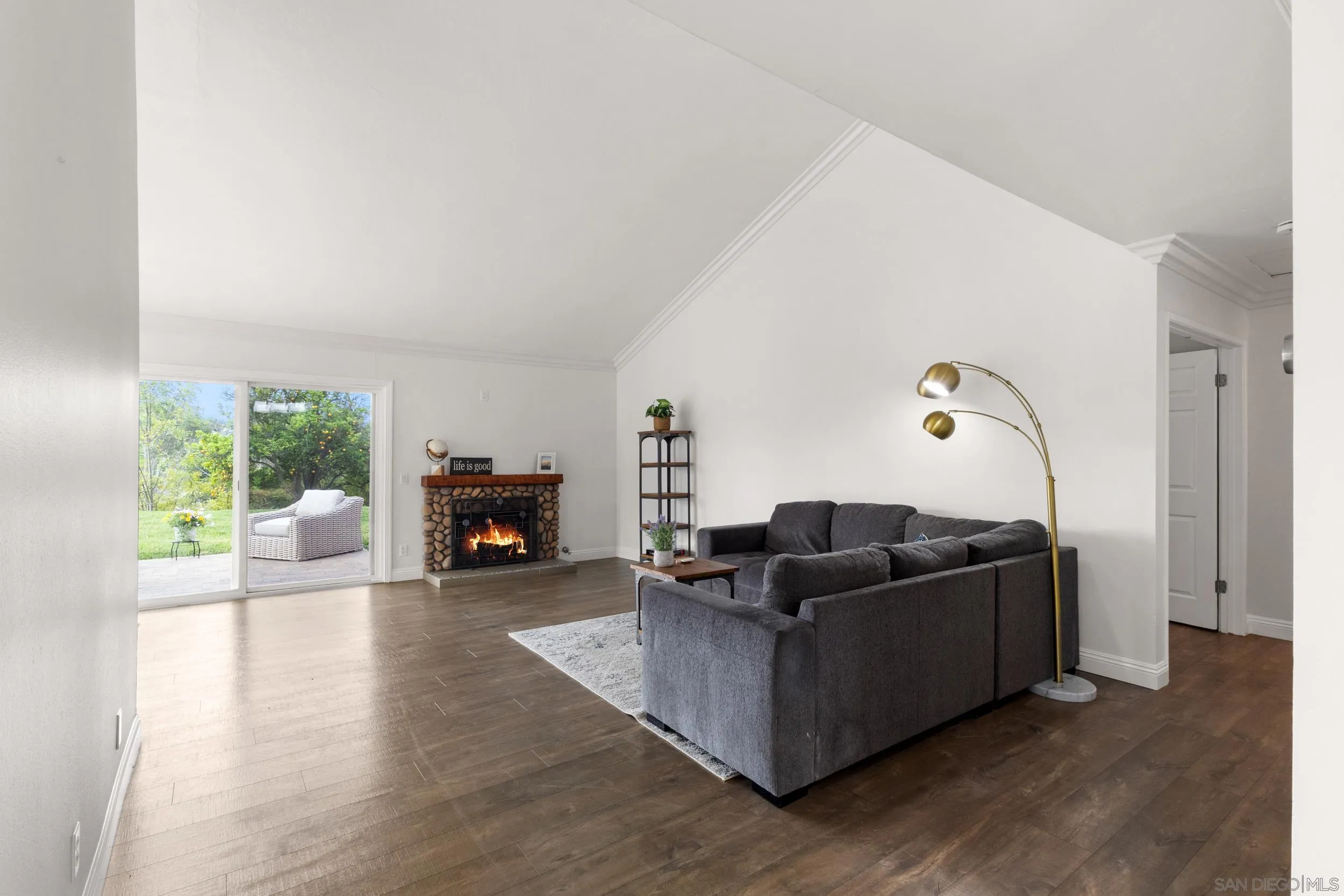 https://cdn.realtyfeed.com/cdn/127/260006962/00b37806f5d858385629c1726e12d8b7.webp