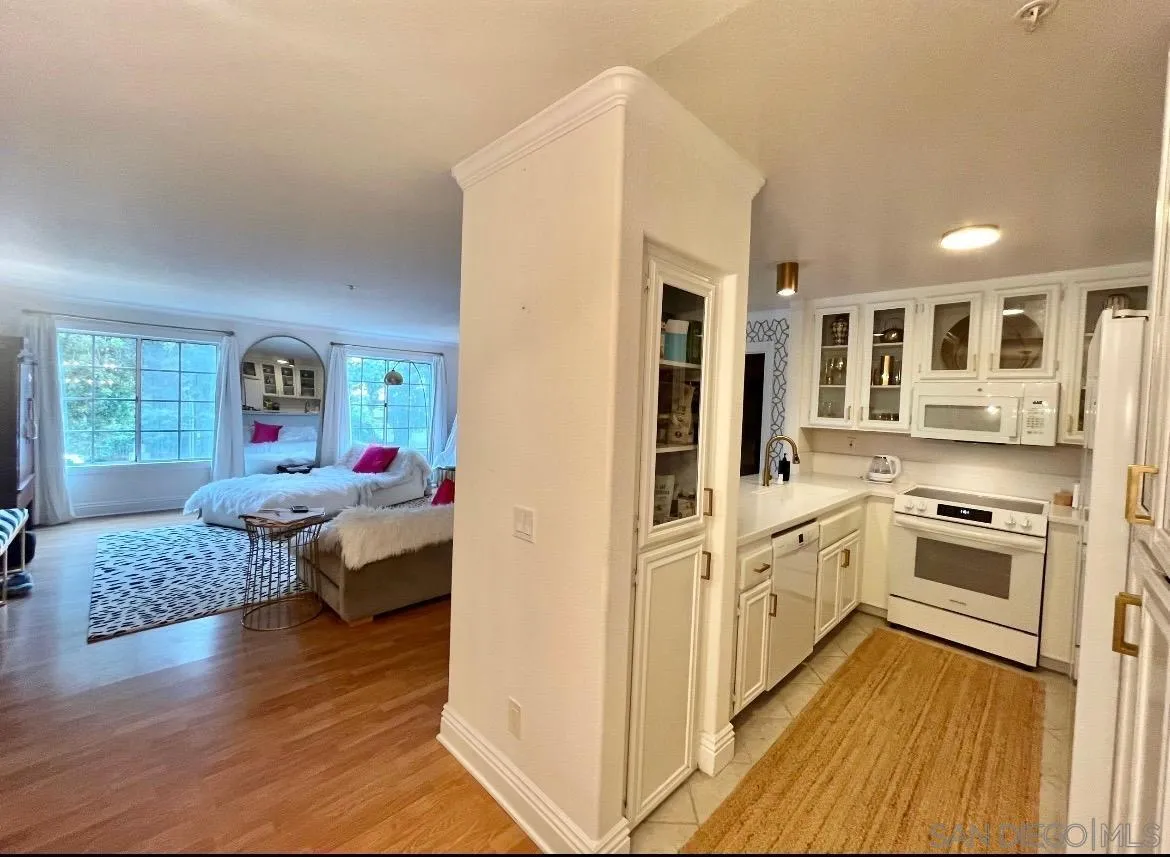 https://cdn.realtyfeed.com/cdn/127/260006976/751ddffd90a2d44206903c61bba6ae50.webp