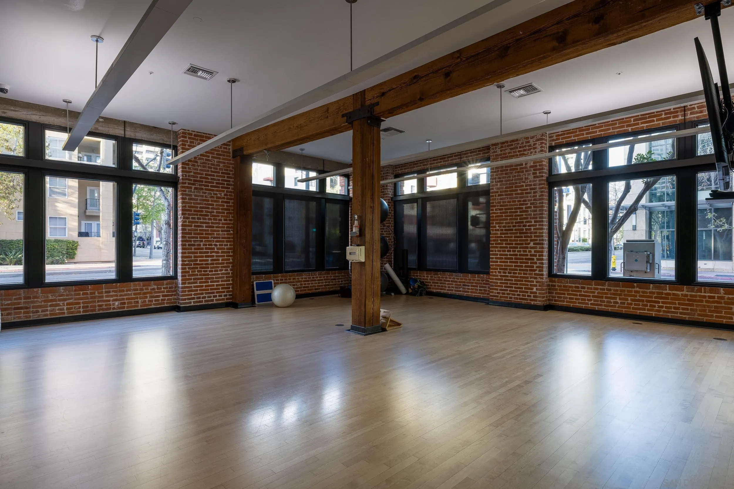 https://cdn.realtyfeed.com/cdn/127/260006983/cd8af186f9cbeb523b74ba5f67a91ab0.webp