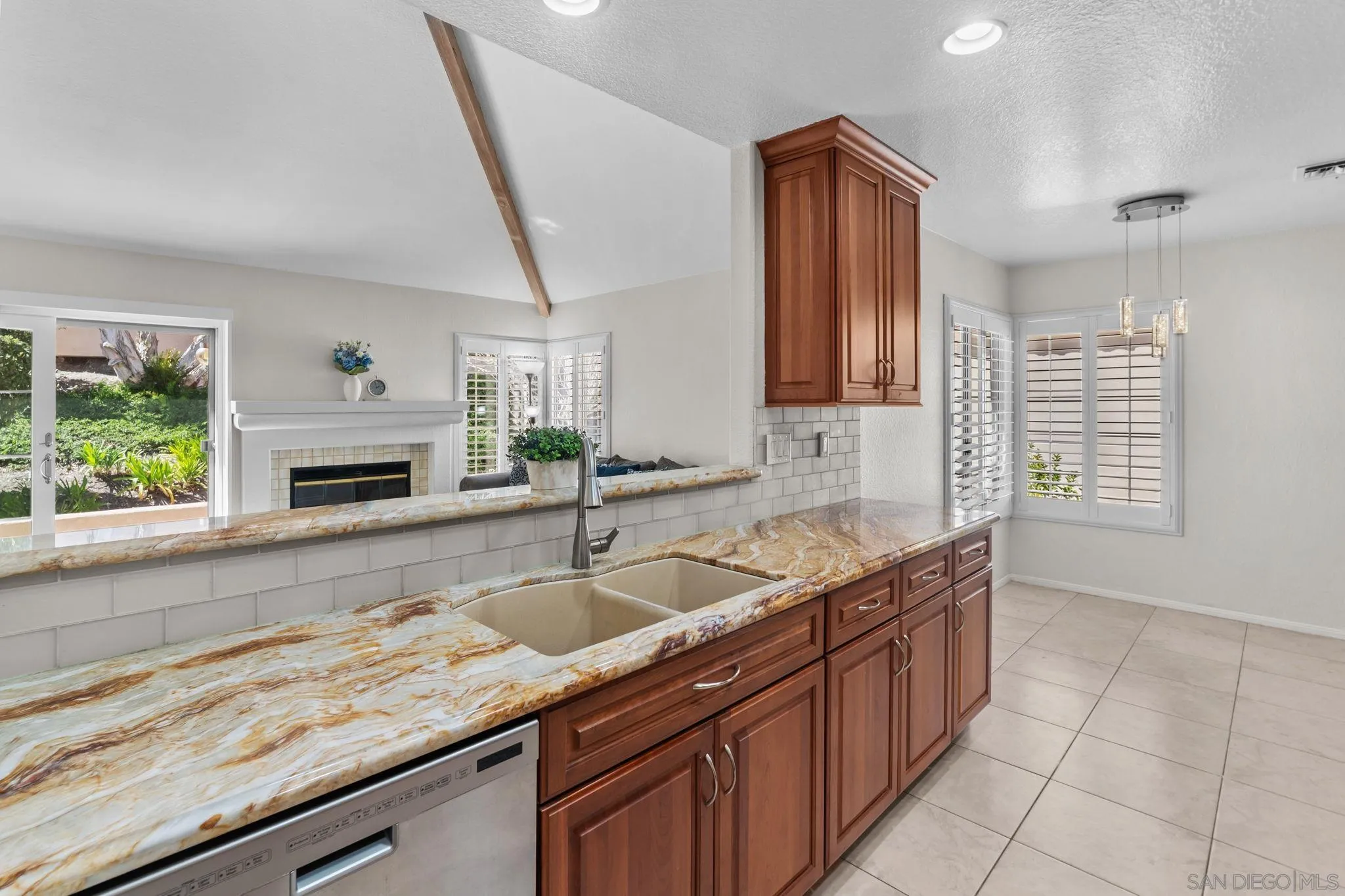 https://cdn.realtyfeed.com/cdn/127/260006984/bb1210b57197b2df56ffcd3874a374ce.webp