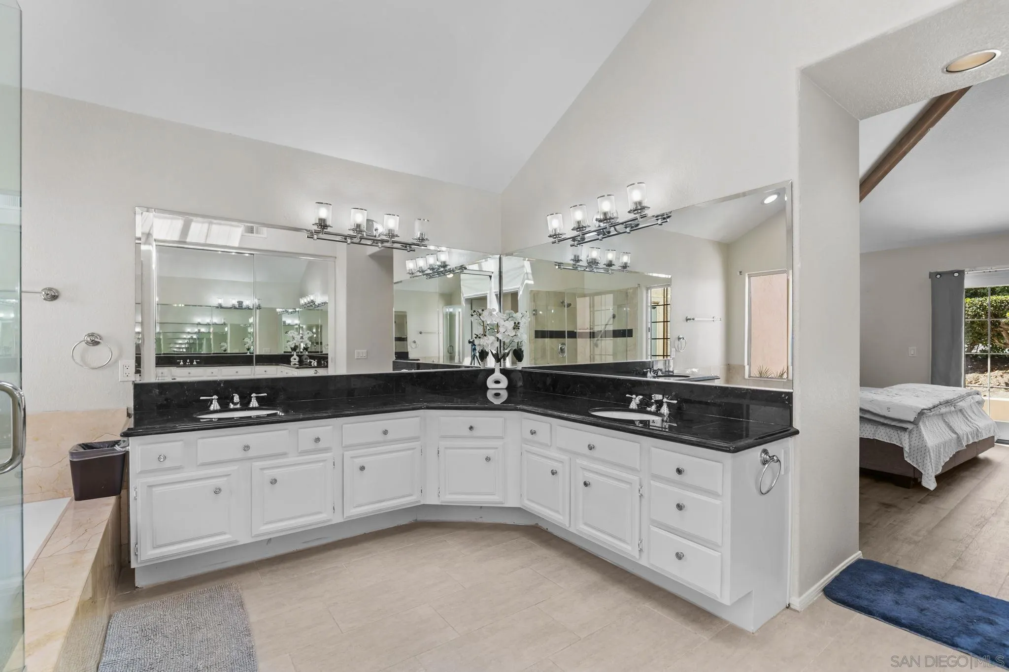 https://cdn.realtyfeed.com/cdn/127/260006984/cfbfb3dcfac3f902fad991f56554b7c0.webp