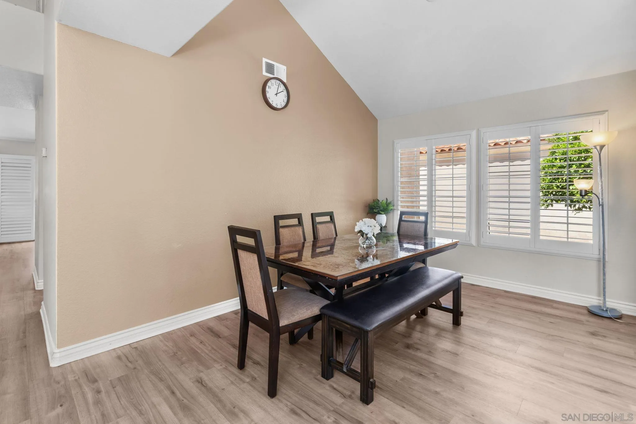 https://cdn.realtyfeed.com/cdn/127/260006984/eabaaceaed8797920e7e85a99e95d3fd.webp