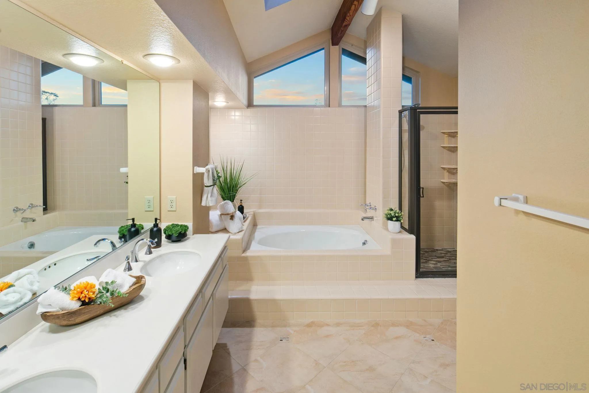 https://cdn.realtyfeed.com/cdn/127/260007011/da558f6e03f025e0f1923d3c4e0080e9.webp