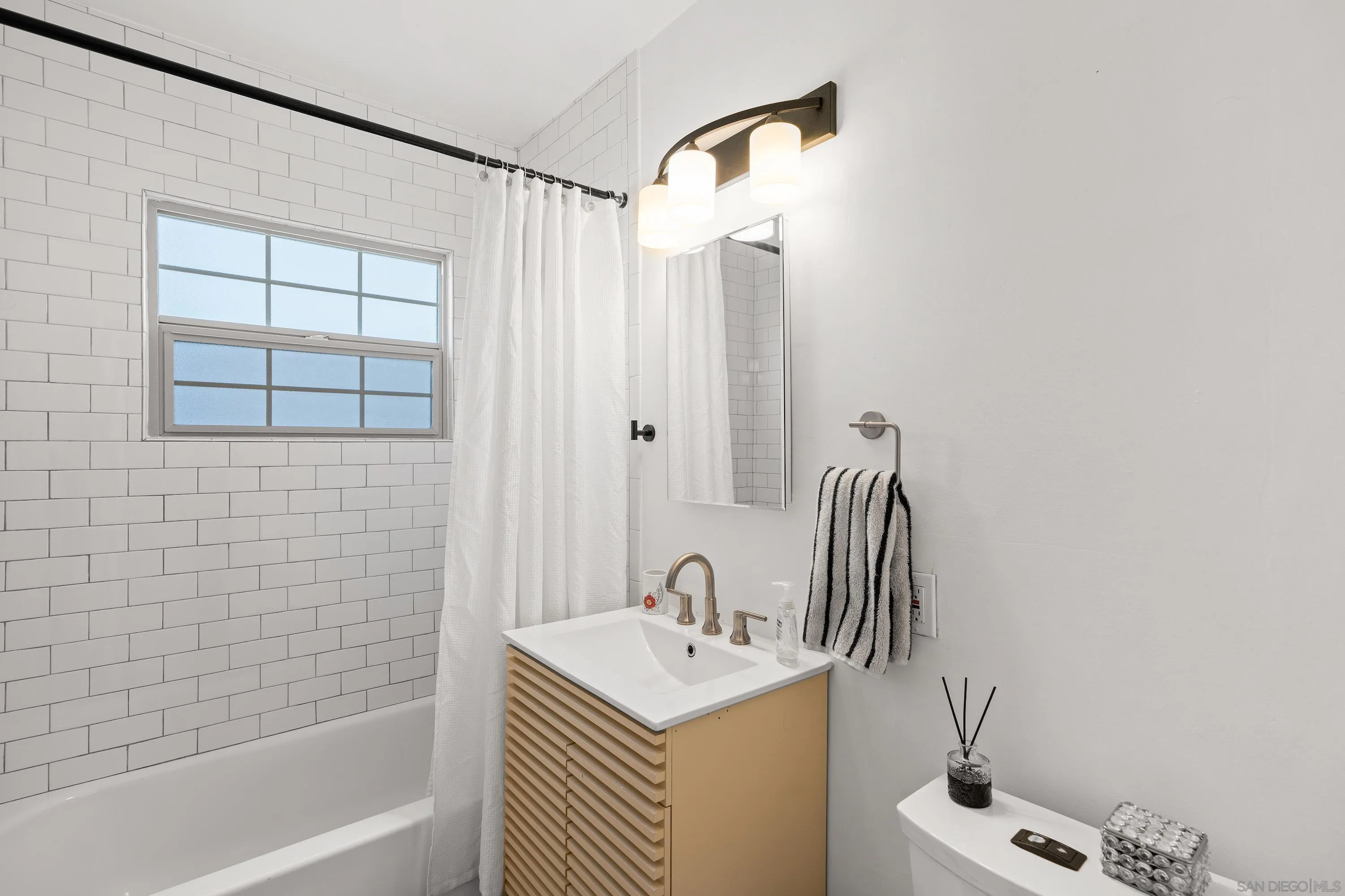 https://cdn.realtyfeed.com/cdn/127/260007037/c18657bda73a0cd418ce83bd93525df3.webp