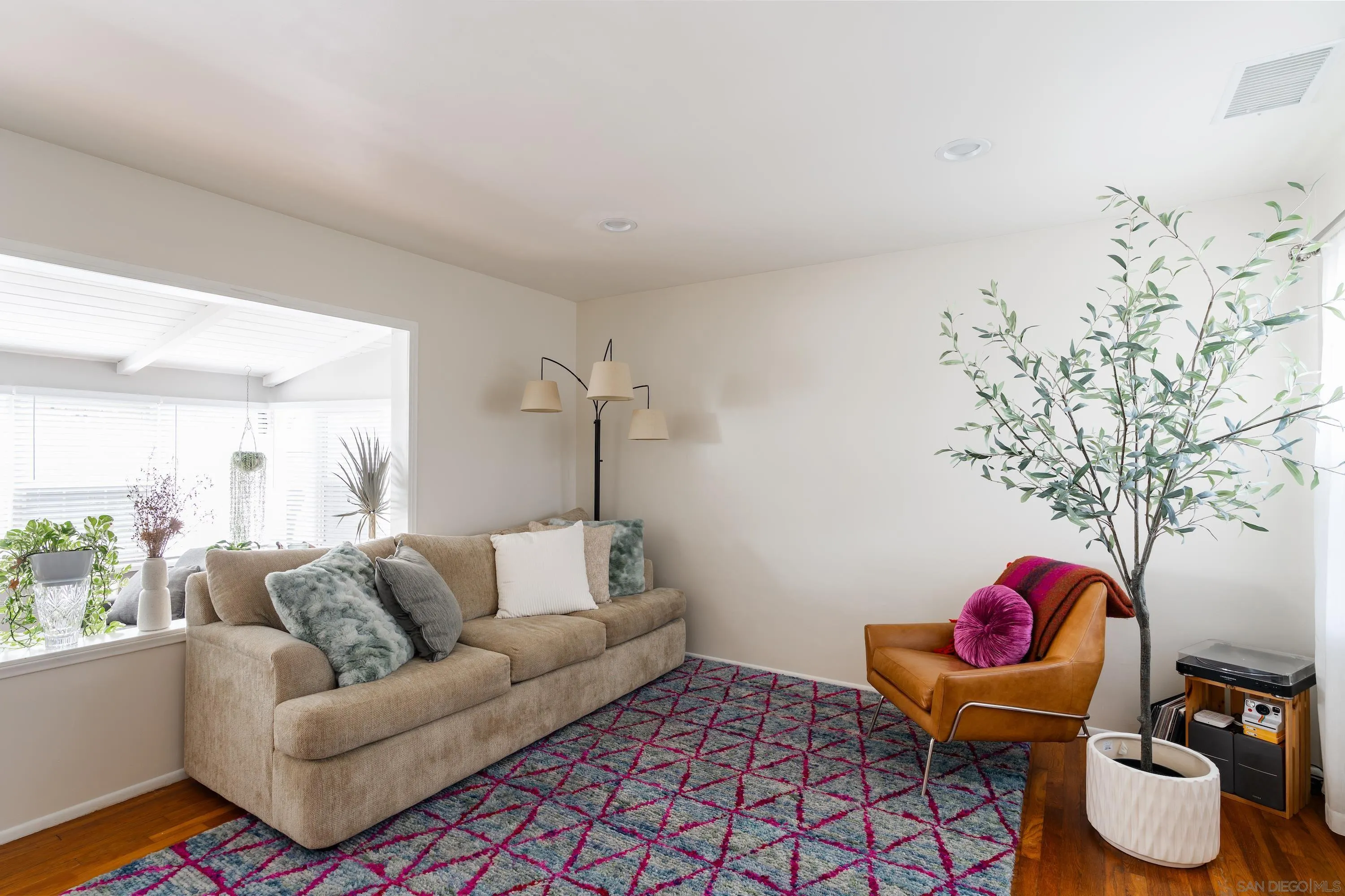 https://cdn.realtyfeed.com/cdn/127/260007037/eb4cdc874f734284570a68163954a075.webp