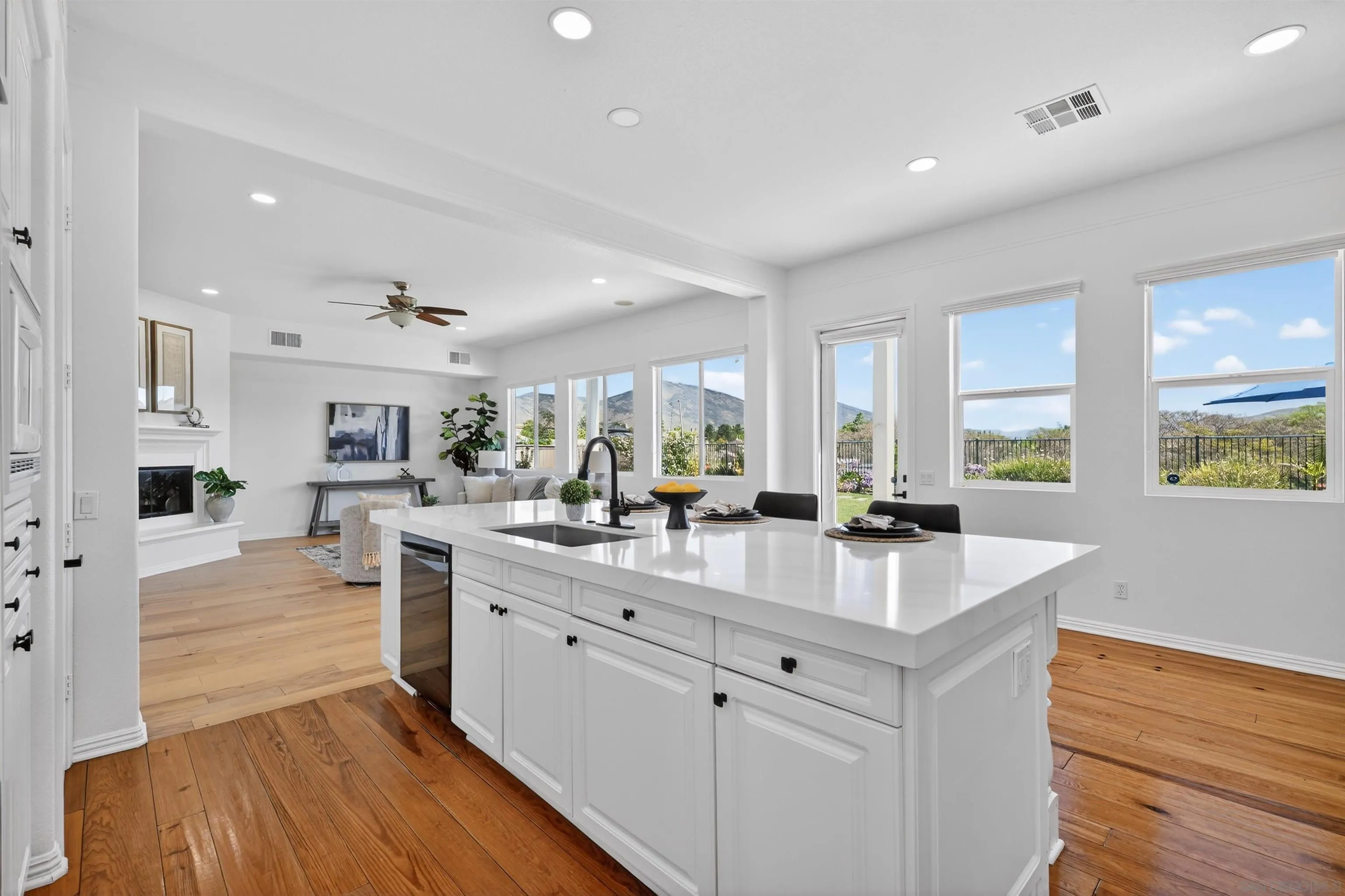 https://cdn.realtyfeed.com/cdn/127/260007042/6fe2edda2fe6301717e4f99466d06c73.webp