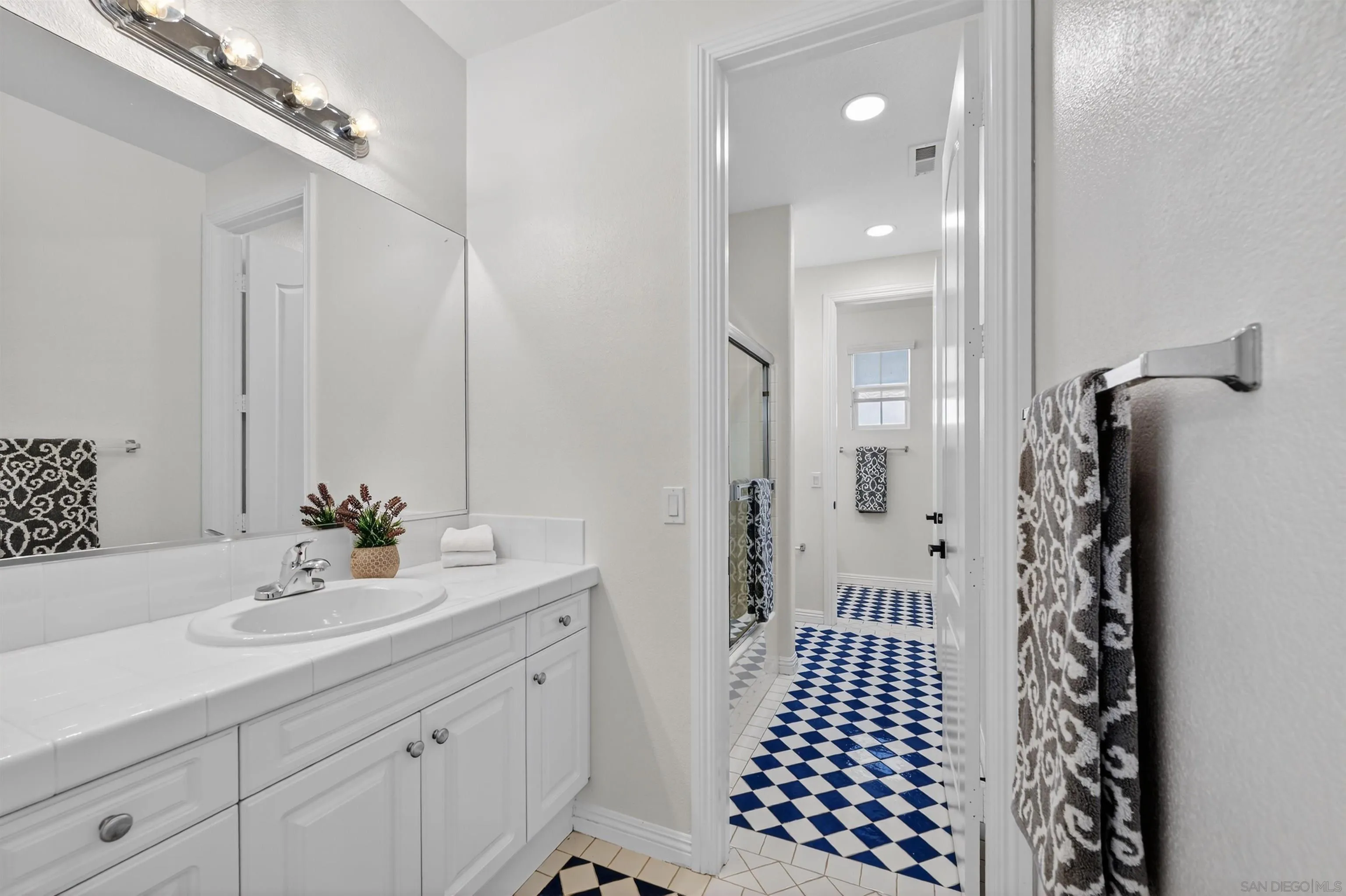 https://cdn.realtyfeed.com/cdn/127/260007042/8f2aed921527849c7f2dd3a3005ddd6f.webp