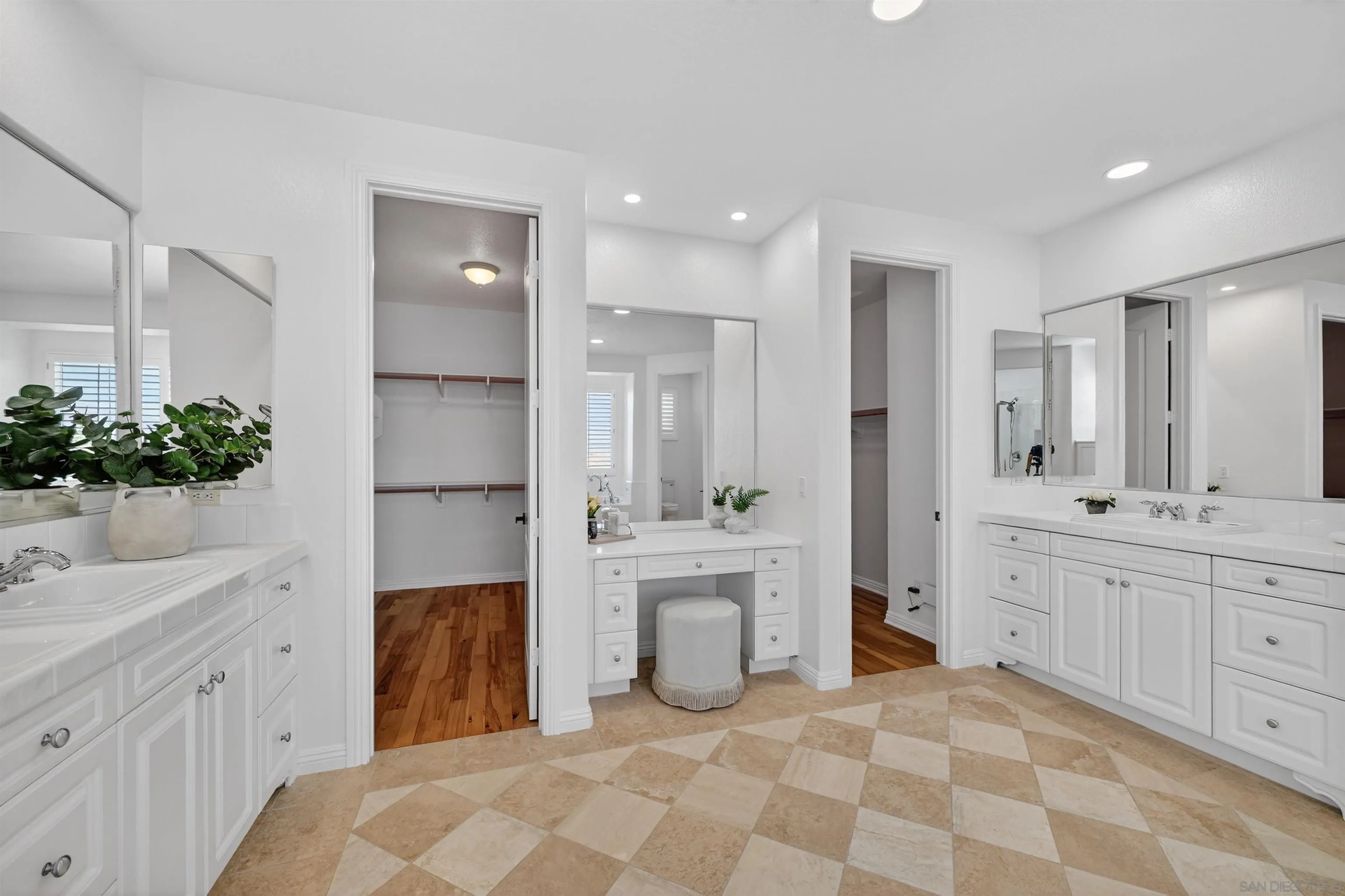 https://cdn.realtyfeed.com/cdn/127/260007042/9106f8b0158f99ec1d46f2bd940b705d.webp