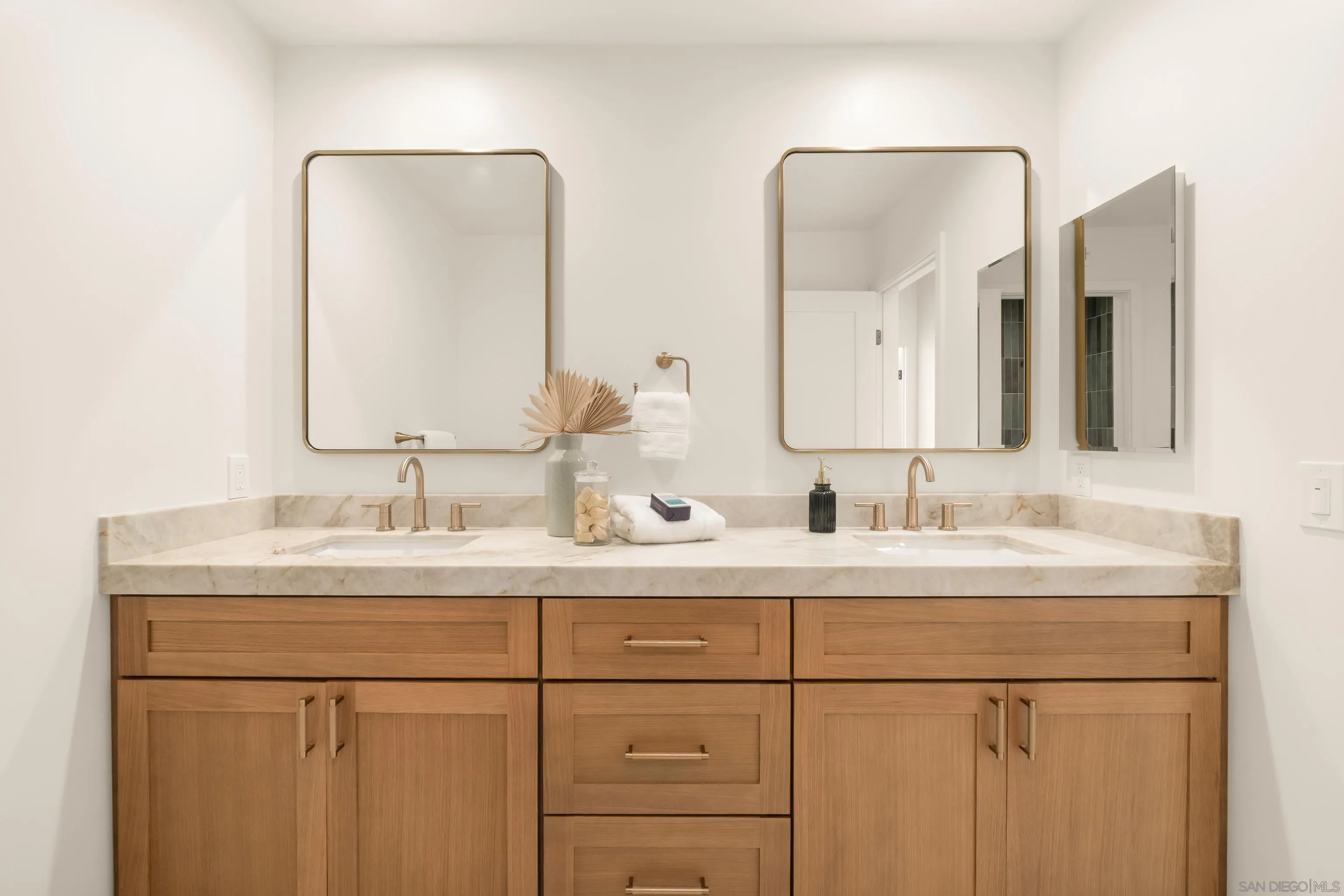 https://cdn.realtyfeed.com/cdn/127/260007044/05684091379f66c74330fdfbe6873fb3.webp