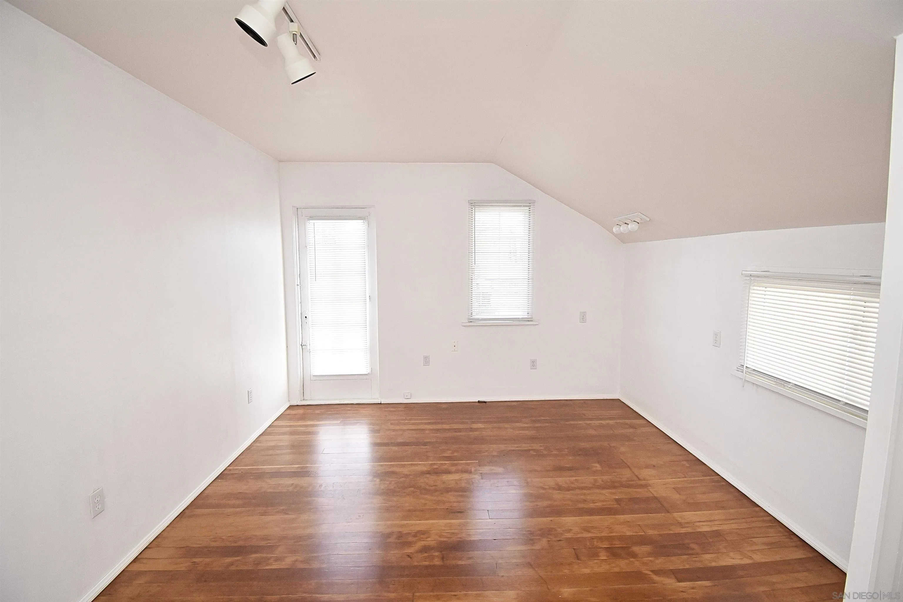 https://cdn.realtyfeed.com/cdn/127/260007057/7d80e54f5b351376fe9bd935b8c90765.webp