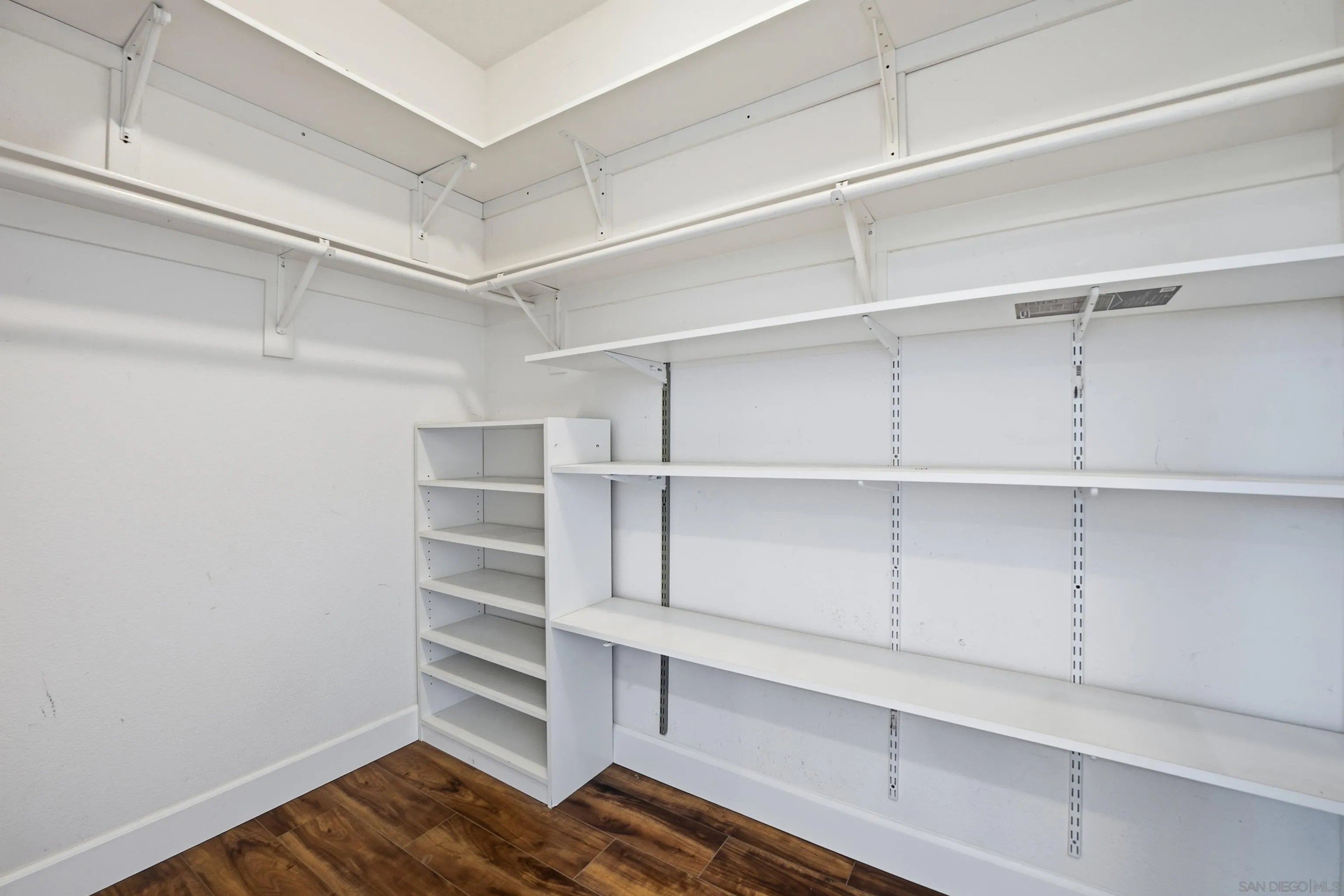 https://cdn.realtyfeed.com/cdn/127/260007068/3faec0bee862d31ad6fb685f610eddc1.webp