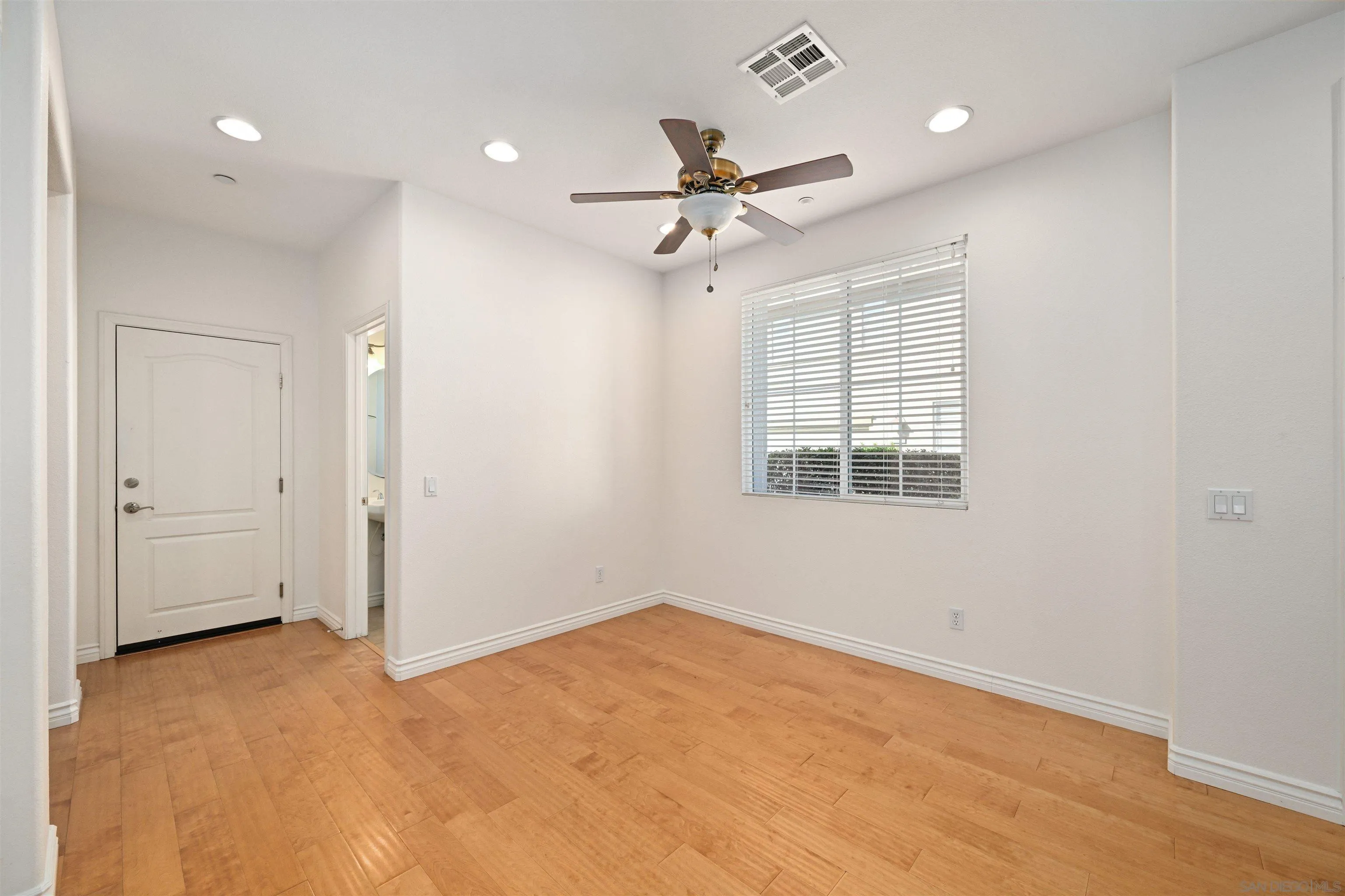 https://cdn.realtyfeed.com/cdn/127/260007069/a8451bfeb98dfb4b6c083411cf27e7a8.webp