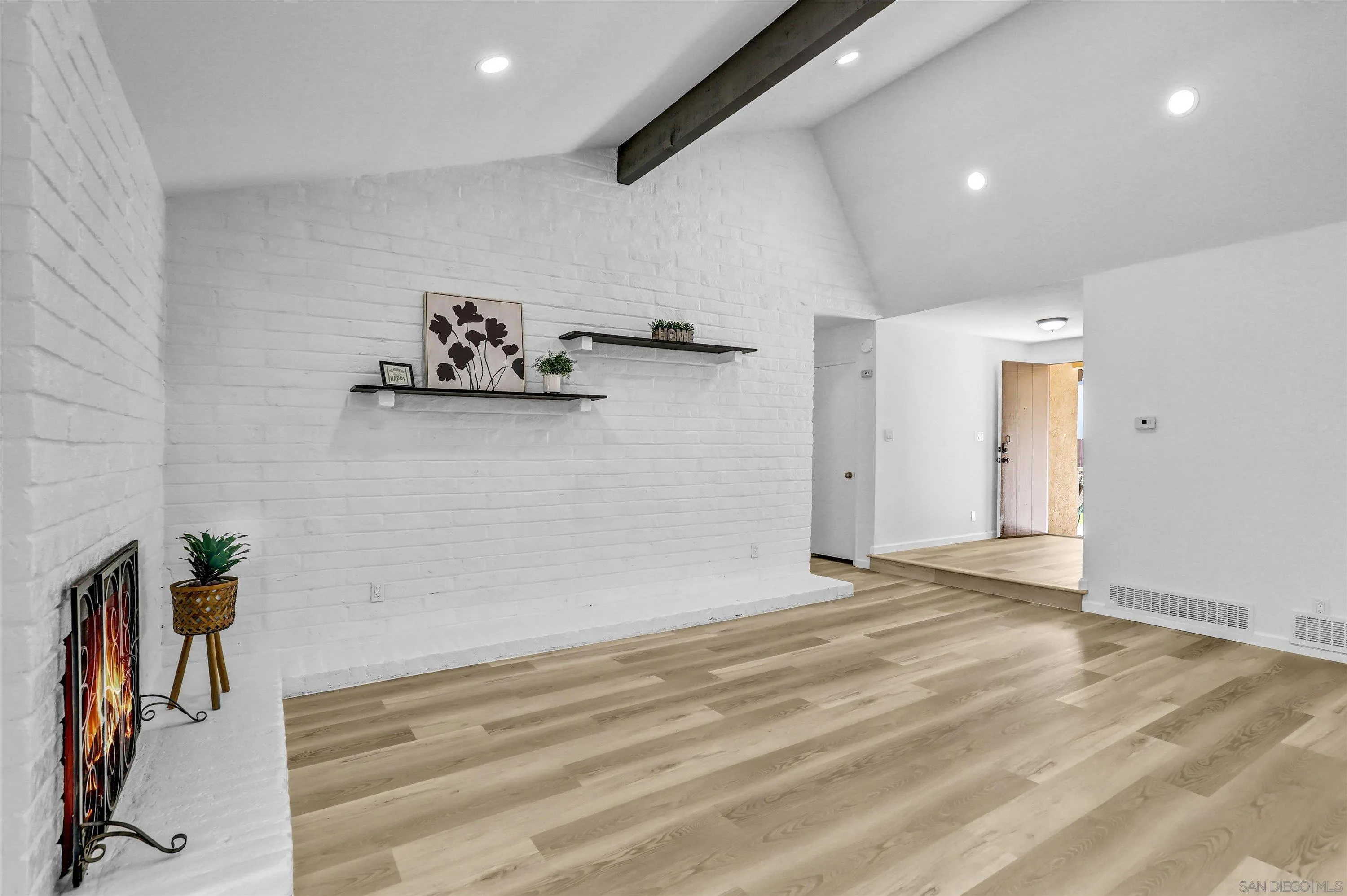 https://cdn.realtyfeed.com/cdn/127/260007089/05c626a18cb6f23dd1c32a397a3c18e3.webp