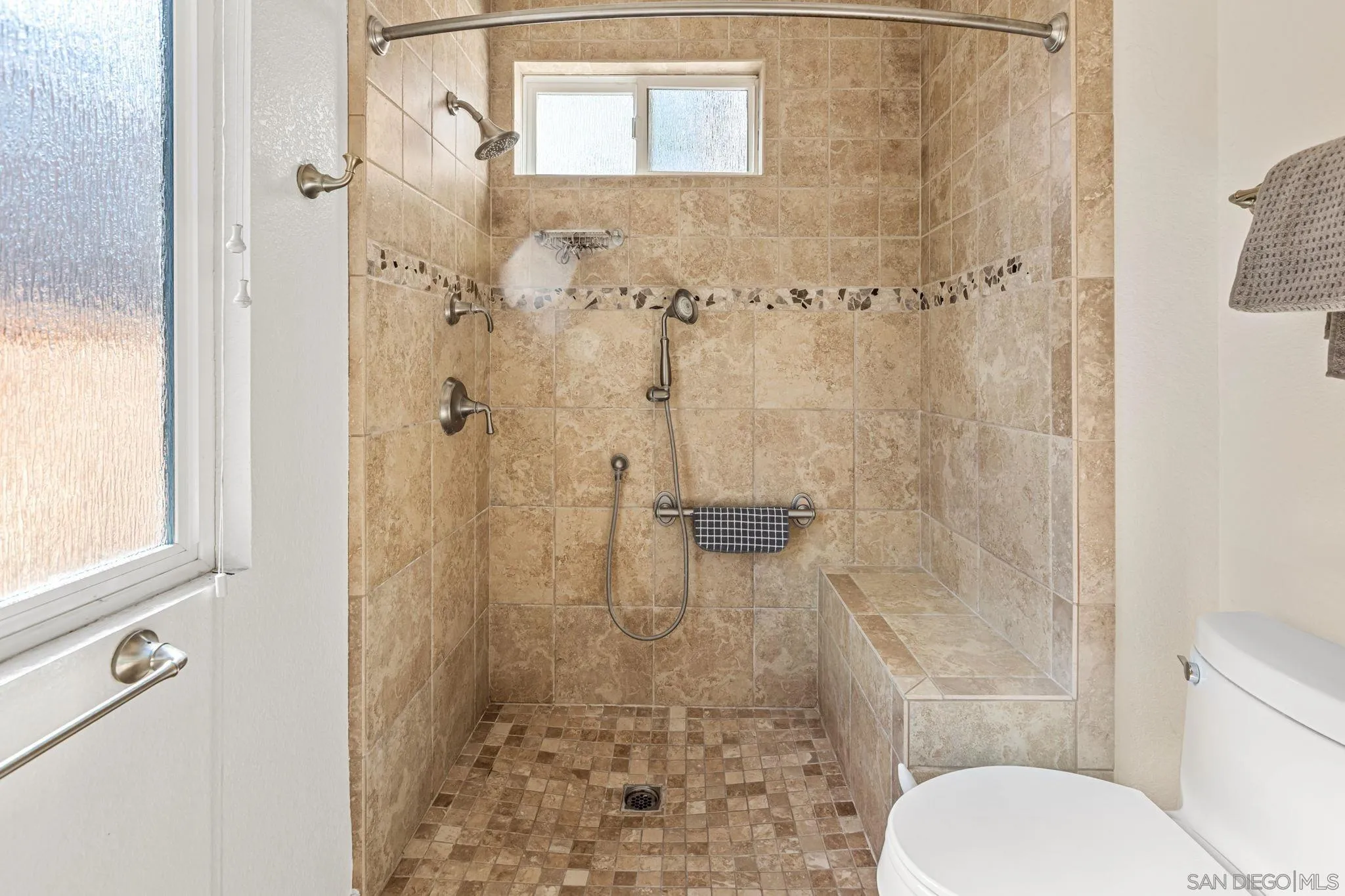 https://cdn.realtyfeed.com/cdn/127/260007094/cfe44dea4def6ad7917744f098155c1c.webp