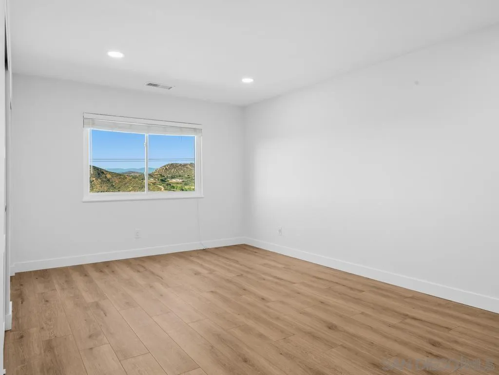 https://cdn.realtyfeed.com/cdn/127/260007104/66320572ef38043ab741f31bb5b38dfa.webp