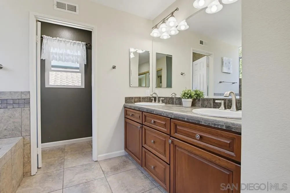 https://cdn.realtyfeed.com/cdn/127/260007118/7b6d3a41056d858a79618aea2ab0682f.webp