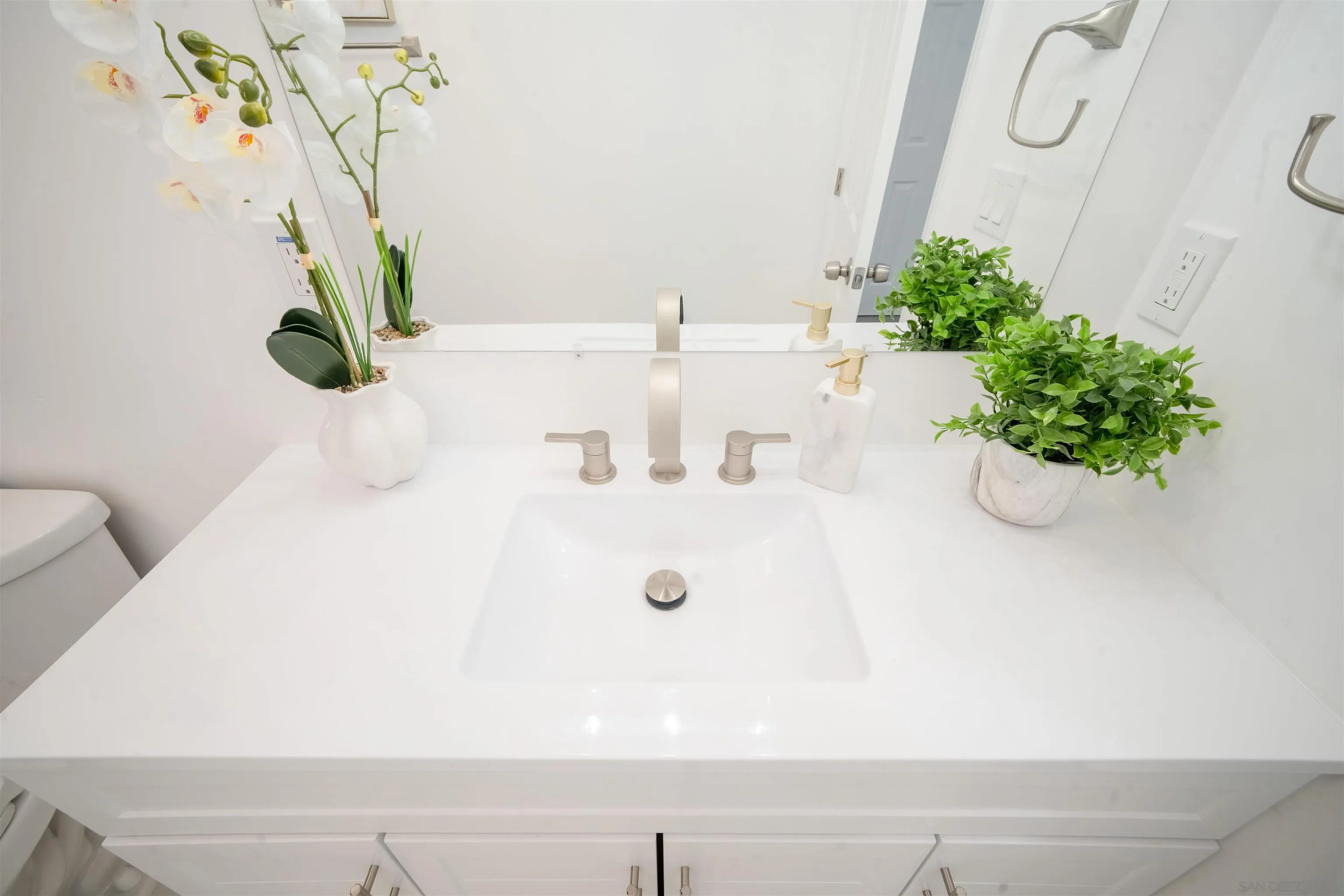 https://cdn.realtyfeed.com/cdn/127/260007127/c5ef098ebbe8c4c31a6150d64b7f6649.webp