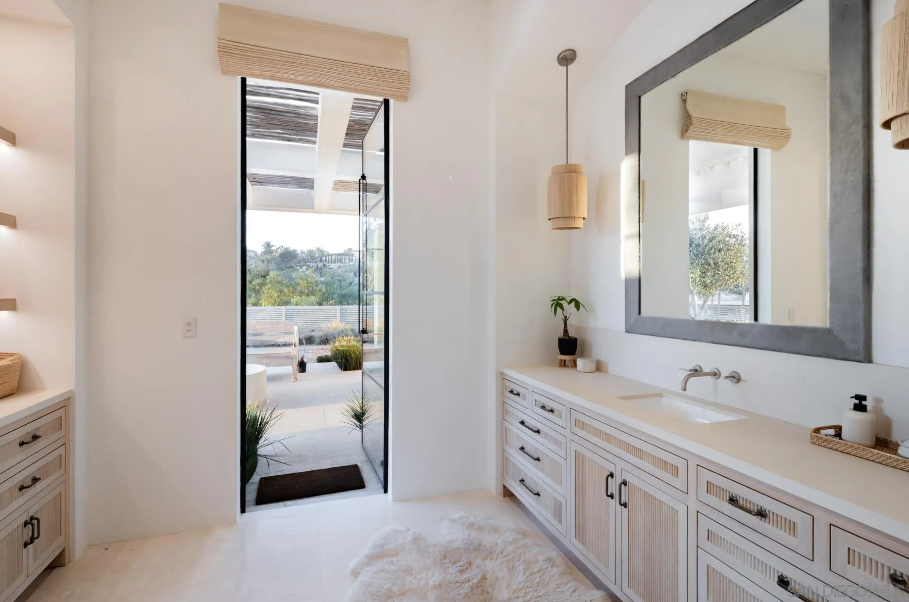 https://cdn.realtyfeed.com/cdn/127/260007132/8c8151442017d9a423eca7154878b463.webp