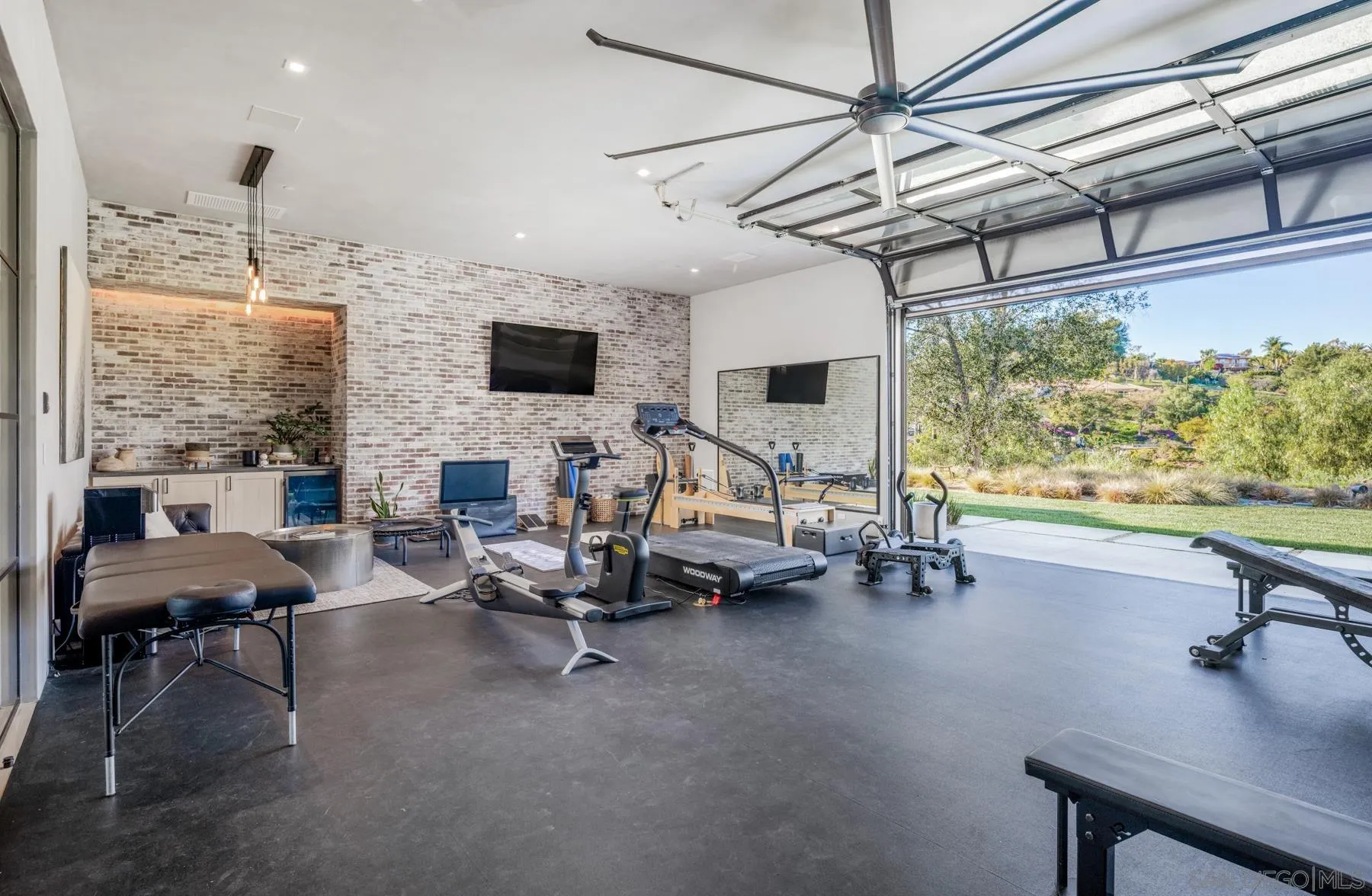 https://cdn.realtyfeed.com/cdn/127/260007132/927e15d964380cc68f08605df8bc4bdf.webp