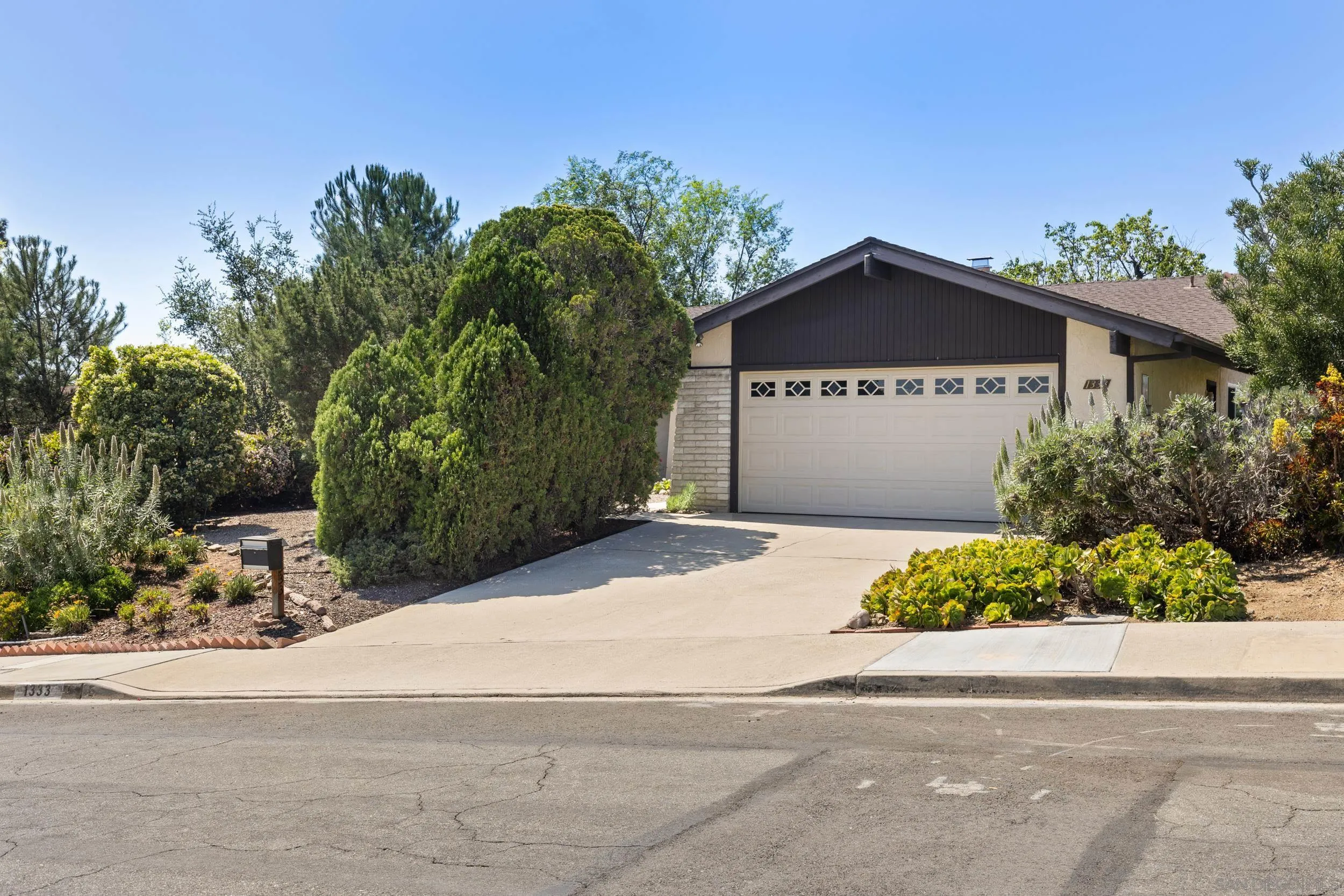 https://cdn.realtyfeed.com/cdn/127/260007133/60c2d4a7dc0a16751056332c8552ed09.webp
