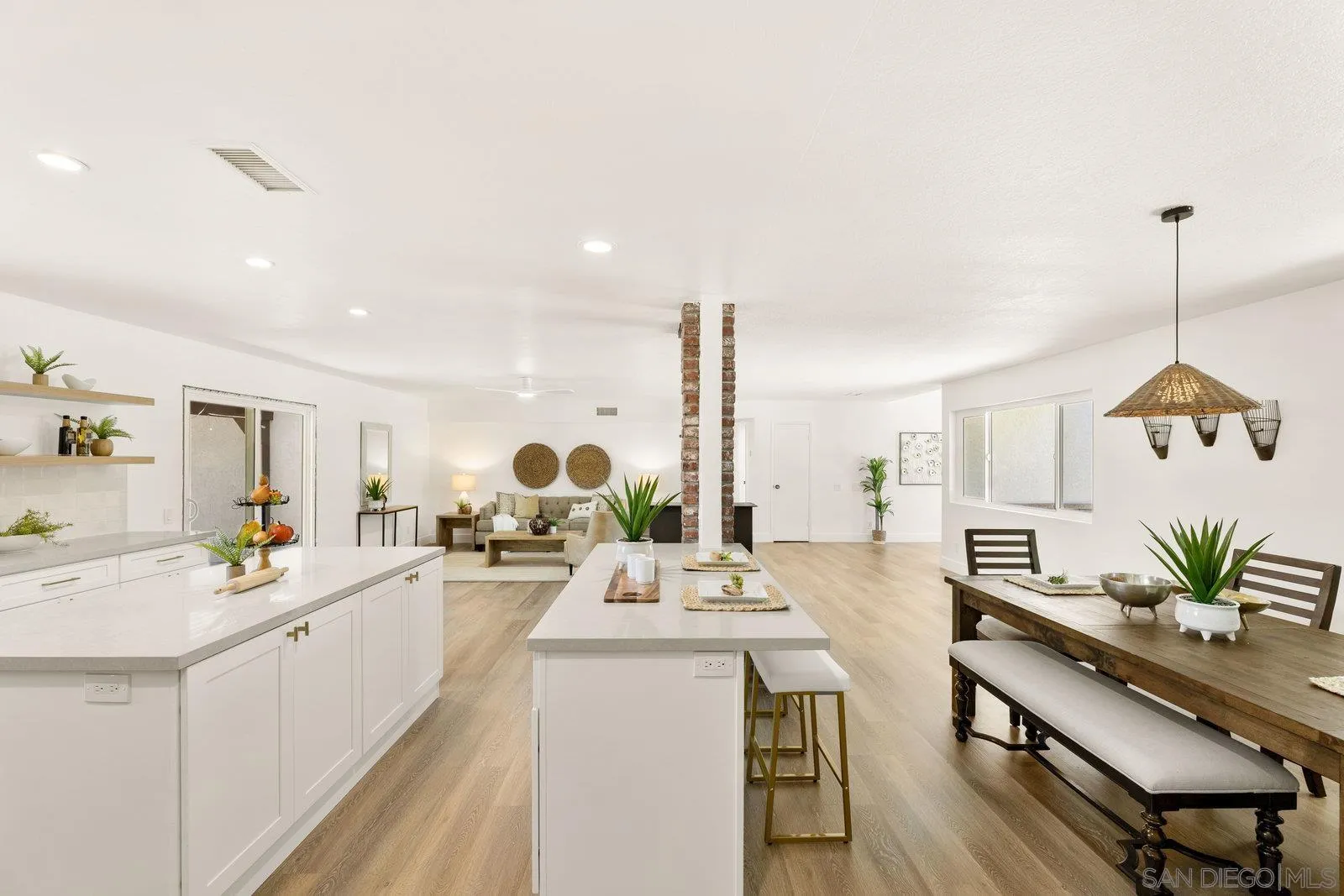 https://cdn.realtyfeed.com/cdn/127/260007146/5ee3622125e44563e7155c3c749c592c.webp