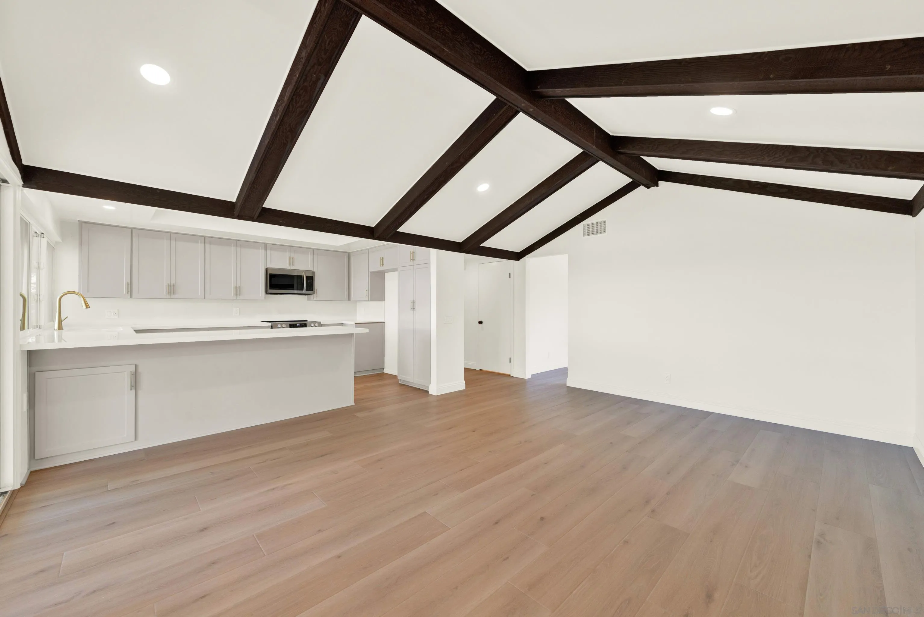https://cdn.realtyfeed.com/cdn/127/260007180/21ea0e69f78640b79c13d6f77c66671d.webp