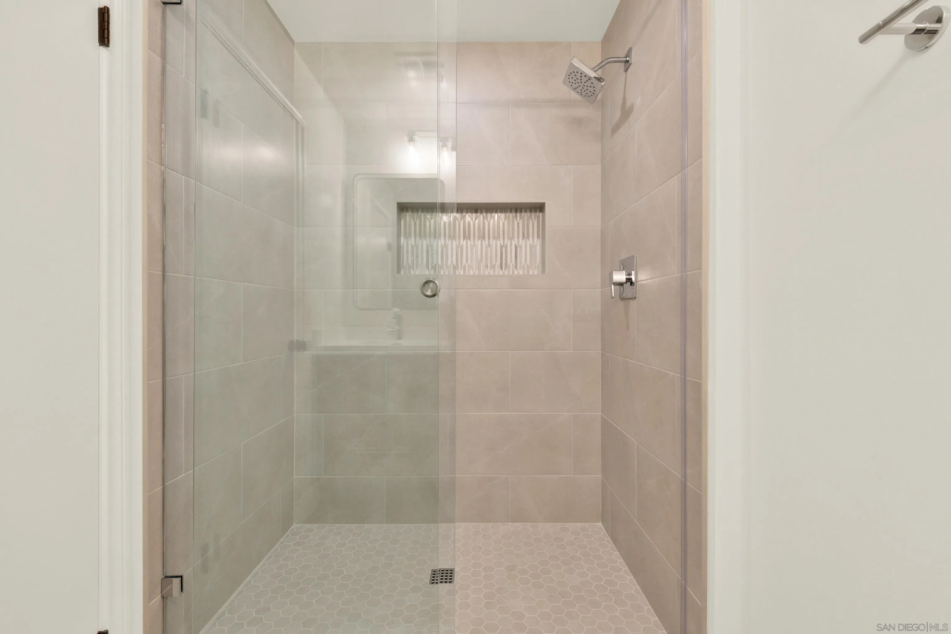 https://cdn.realtyfeed.com/cdn/127/260007180/833c6d31af66c8e6f6114e07aef556d3.webp