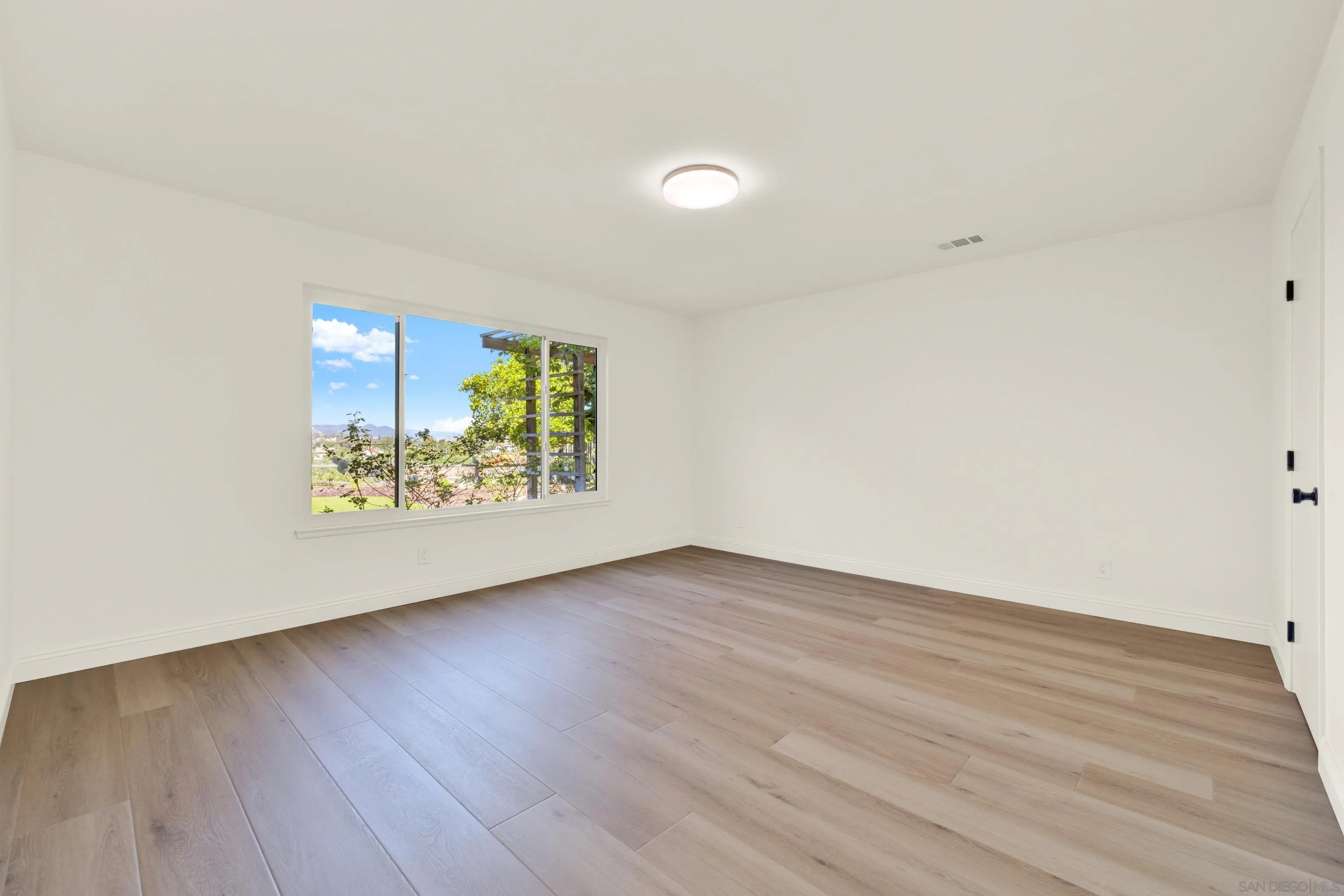 https://cdn.realtyfeed.com/cdn/127/260007180/eddb2763881168f946c2259bd31a3648.webp
