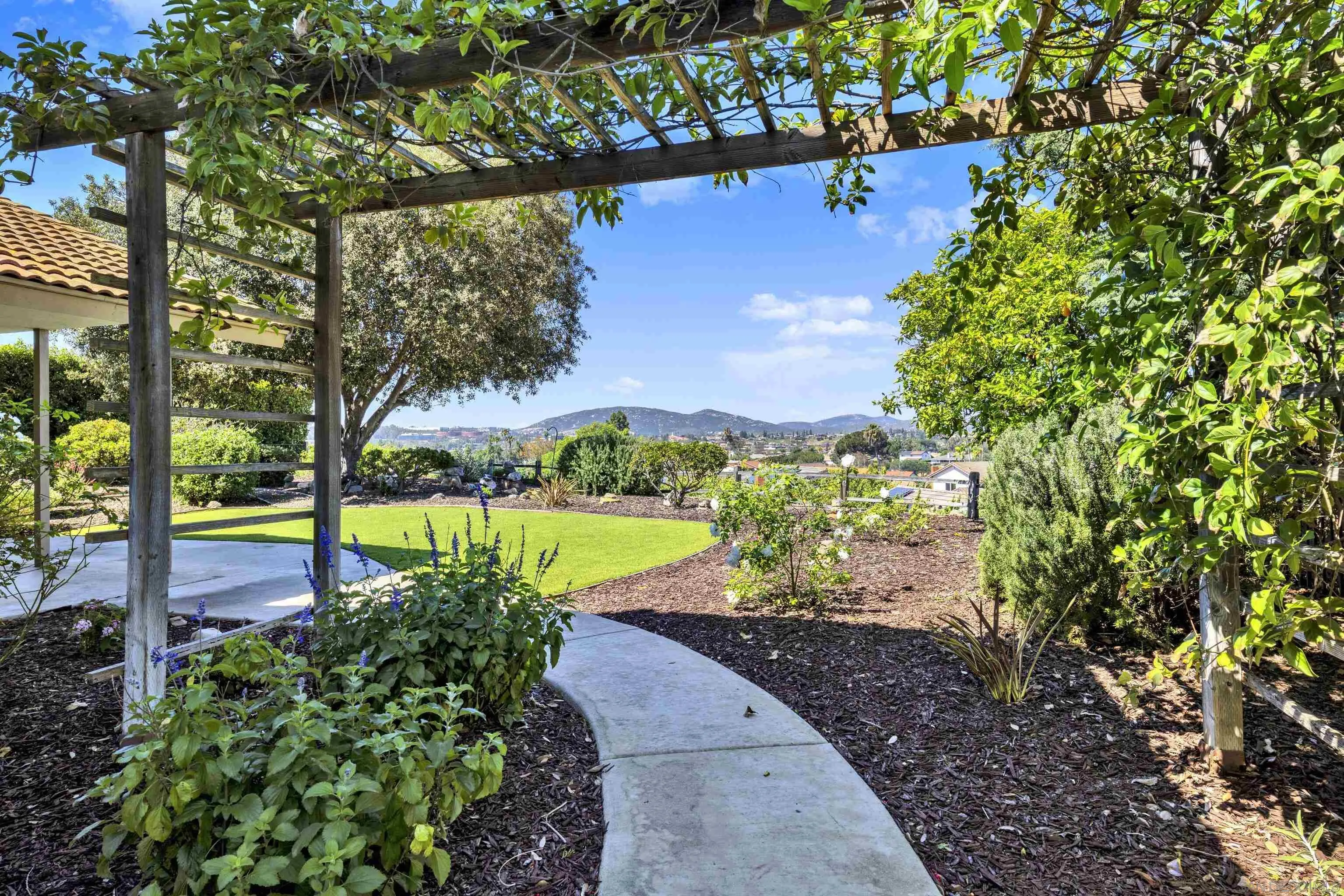 https://cdn.realtyfeed.com/cdn/127/260007180/f2f1bea342be0632299977ab775069be.webp