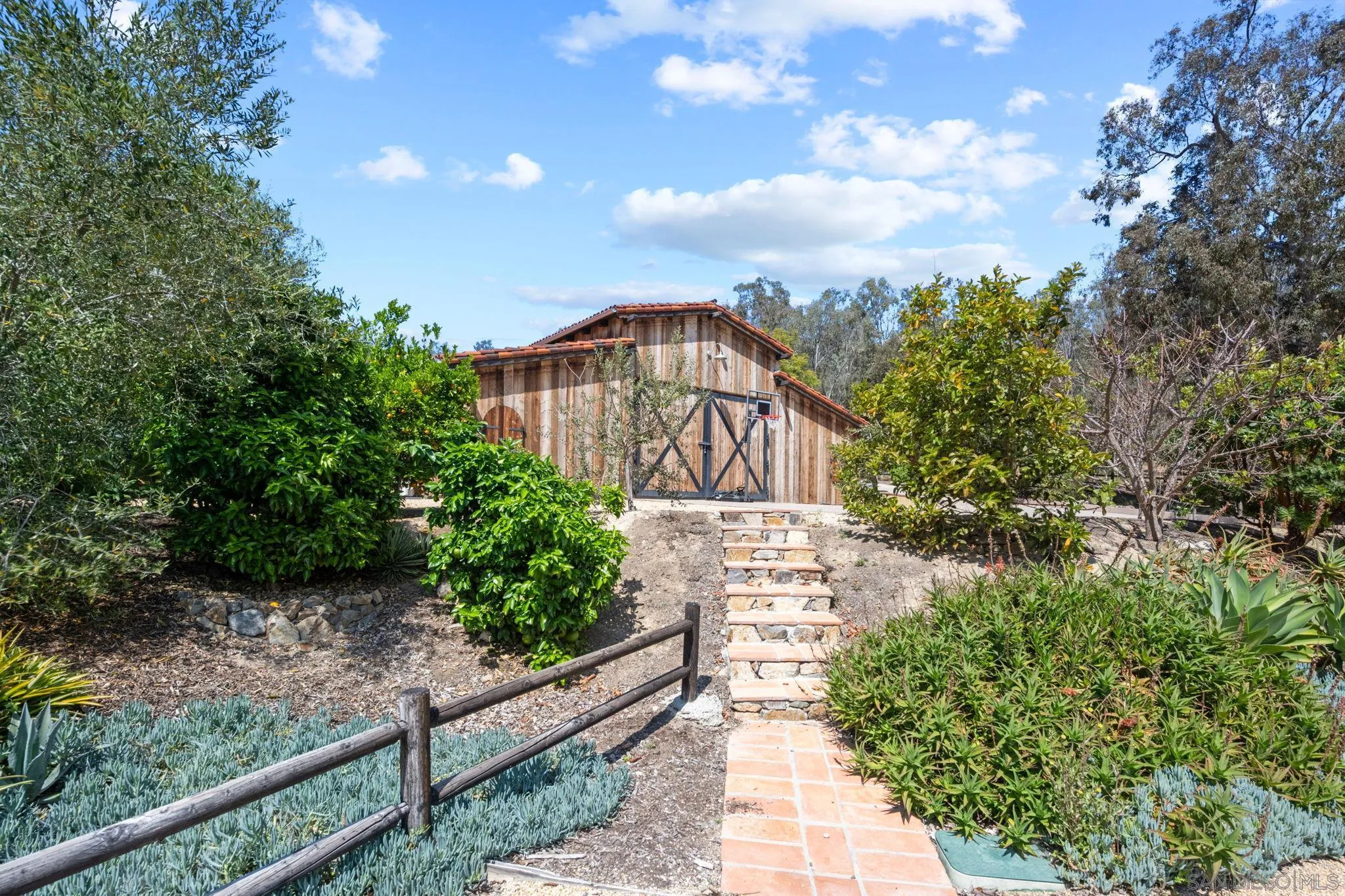 https://cdn.realtyfeed.com/cdn/127/260007194/099c244138b741655b50cb05082fde9d.webp