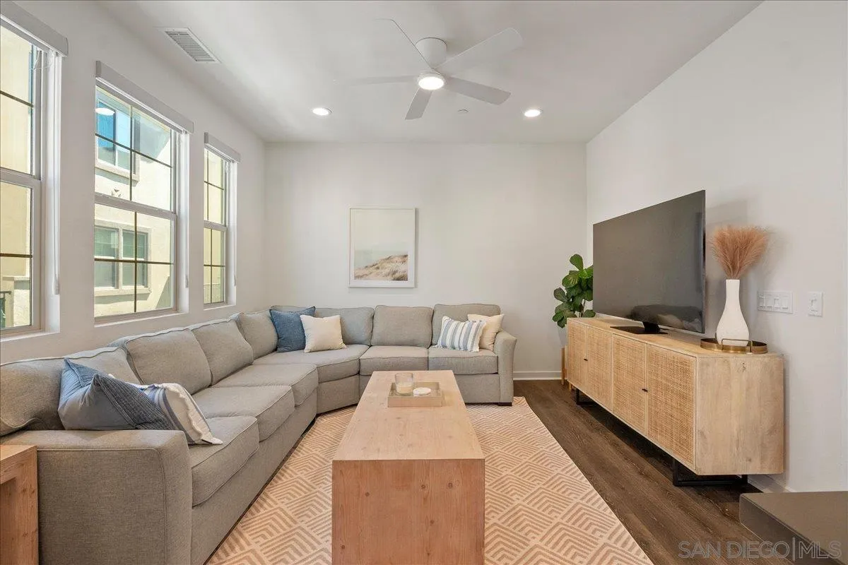 https://cdn.realtyfeed.com/cdn/127/260007200/18dd9c126cee432734bea4c8beab8e19.webp