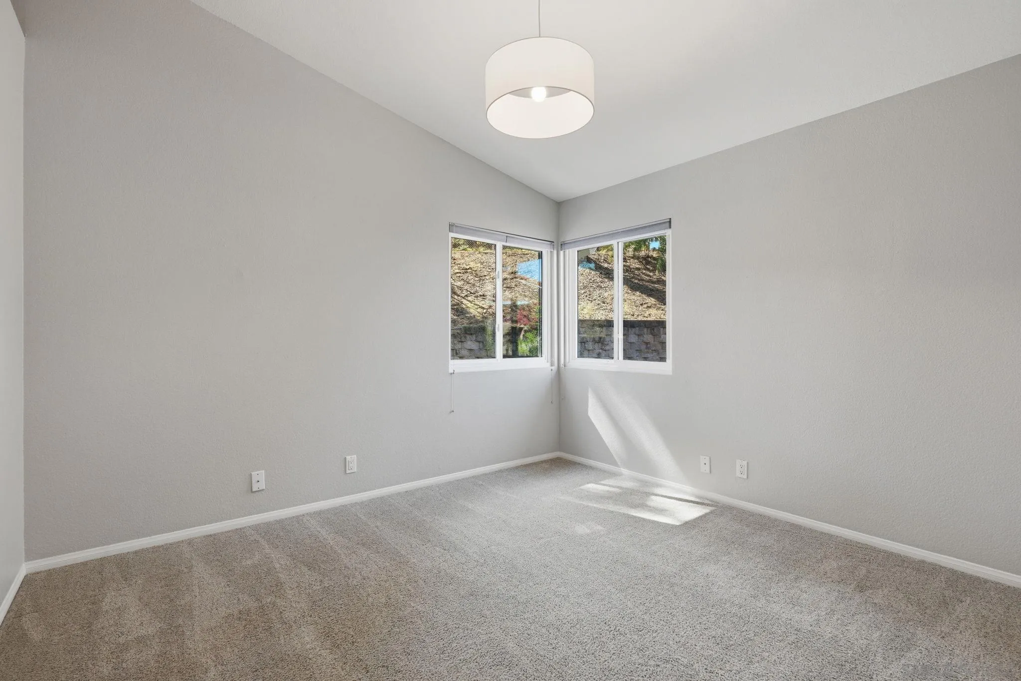 https://cdn.realtyfeed.com/cdn/127/260007208/48fbddf6bde9b0497fddf73d154616f8.webp