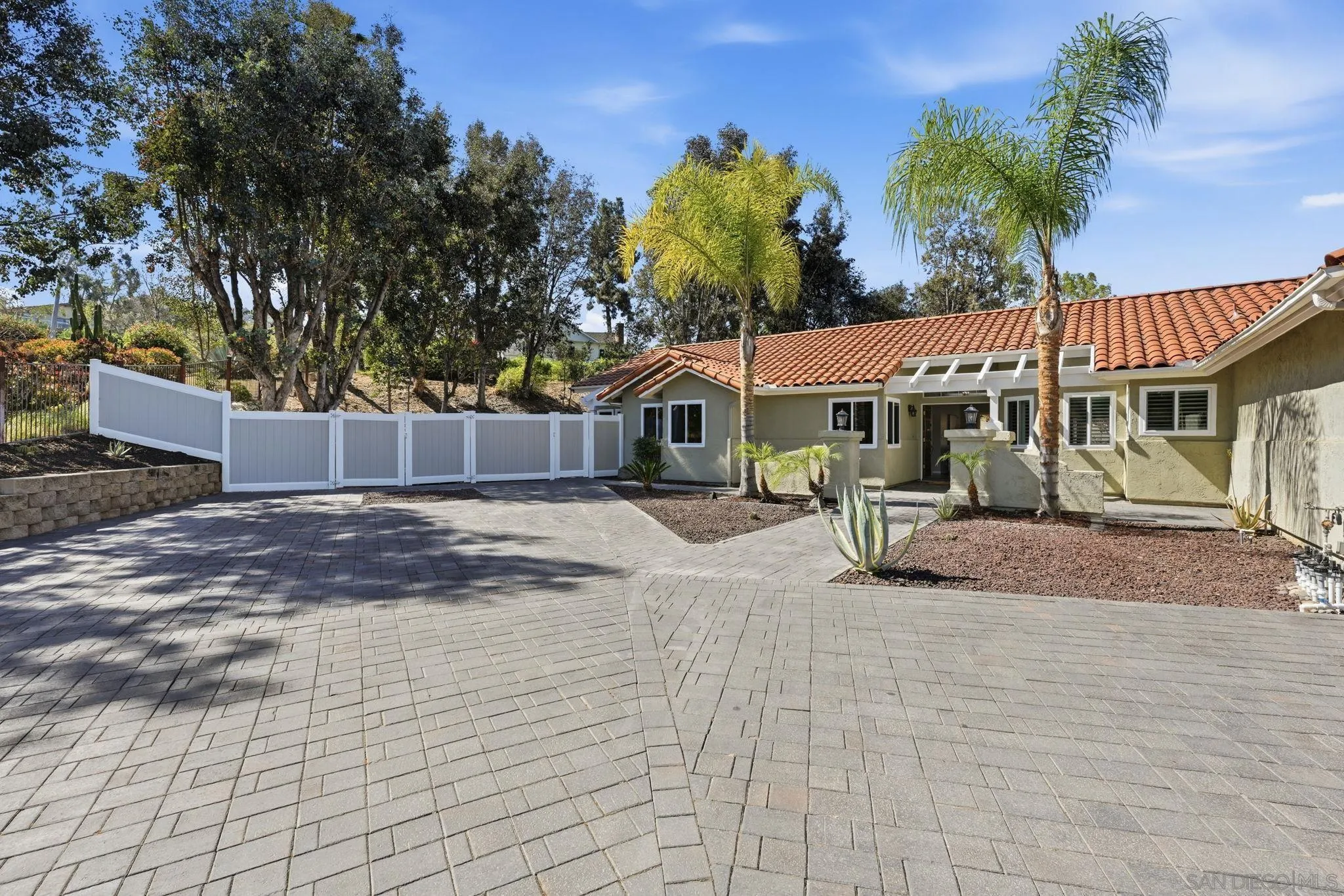 https://cdn.realtyfeed.com/cdn/127/260007208/abf4b3cdd56ec3db3b53f2429f103bc6.webp