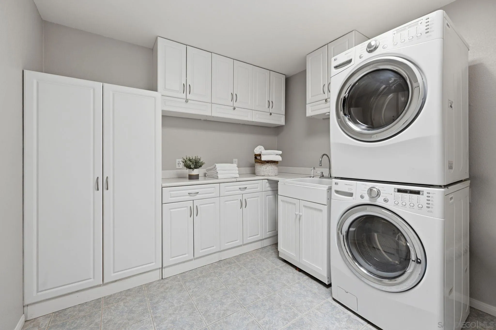https://cdn.realtyfeed.com/cdn/127/260007208/b37eb358bac7bb94bfd22b6e0b1482ed.webp