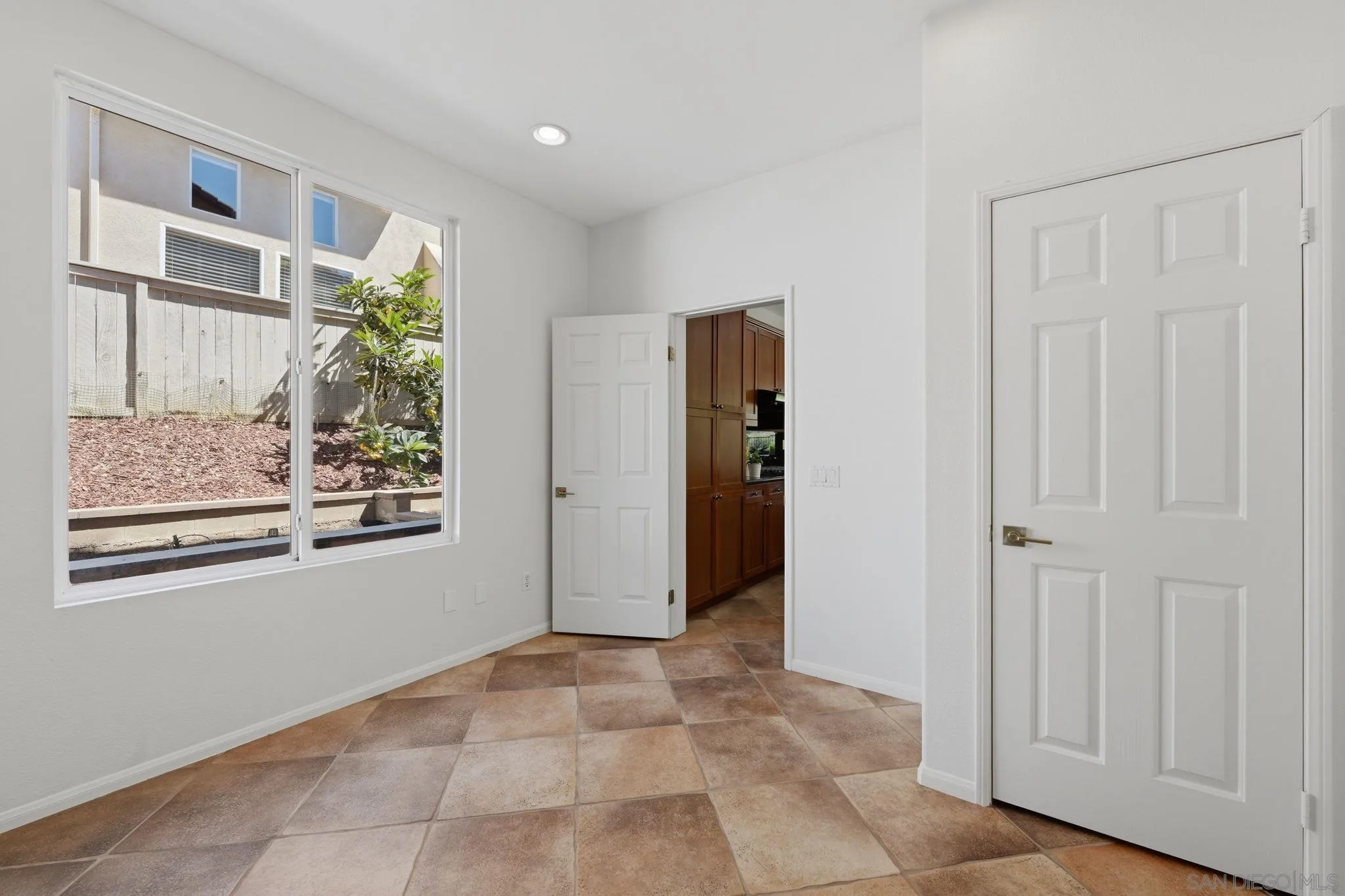 https://cdn.realtyfeed.com/cdn/127/260007212/bd6ad77ac23038eb3bcf1f446da667c2.webp