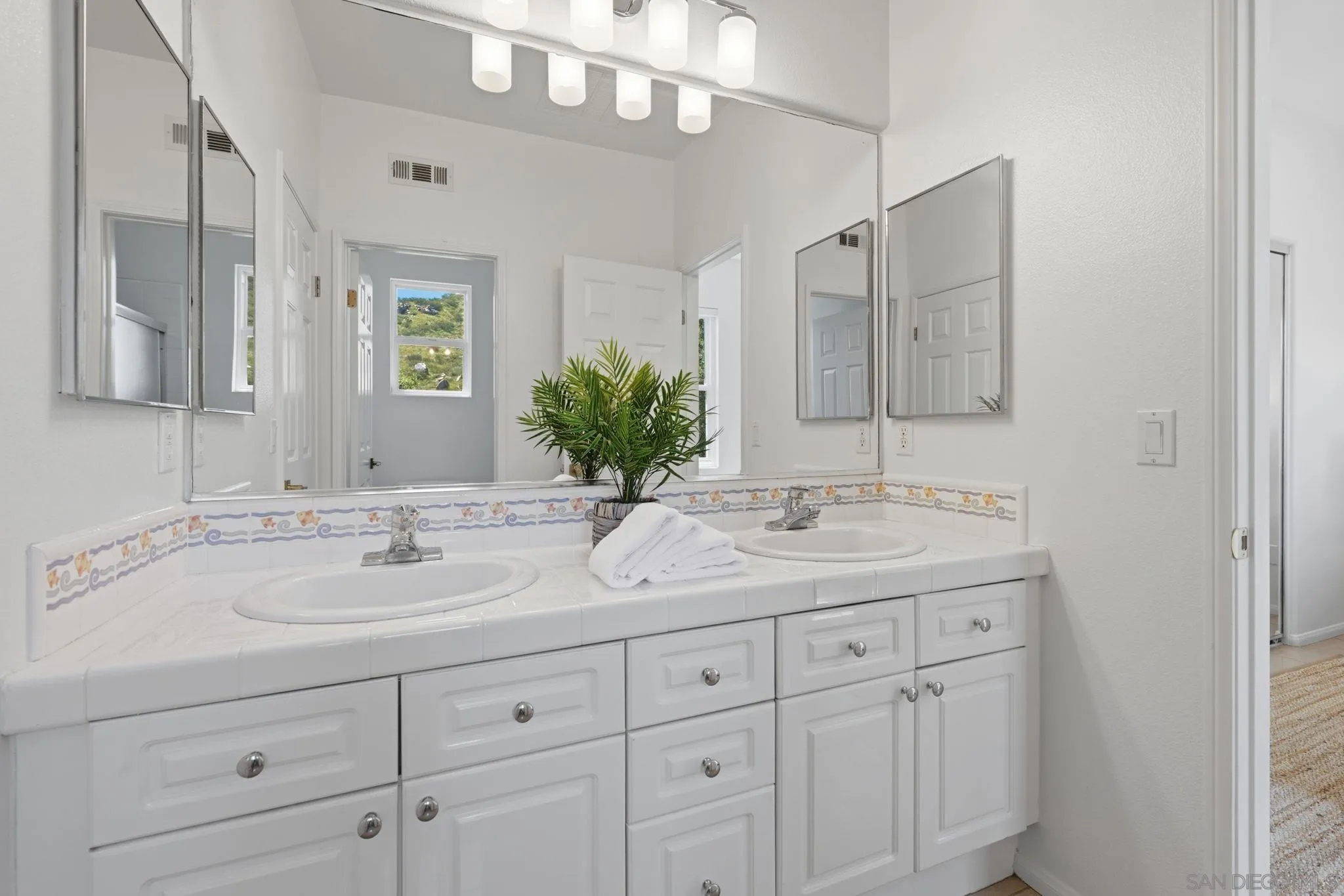 https://cdn.realtyfeed.com/cdn/127/260007212/c742322eb197a26698fb272a37b16b62.webp