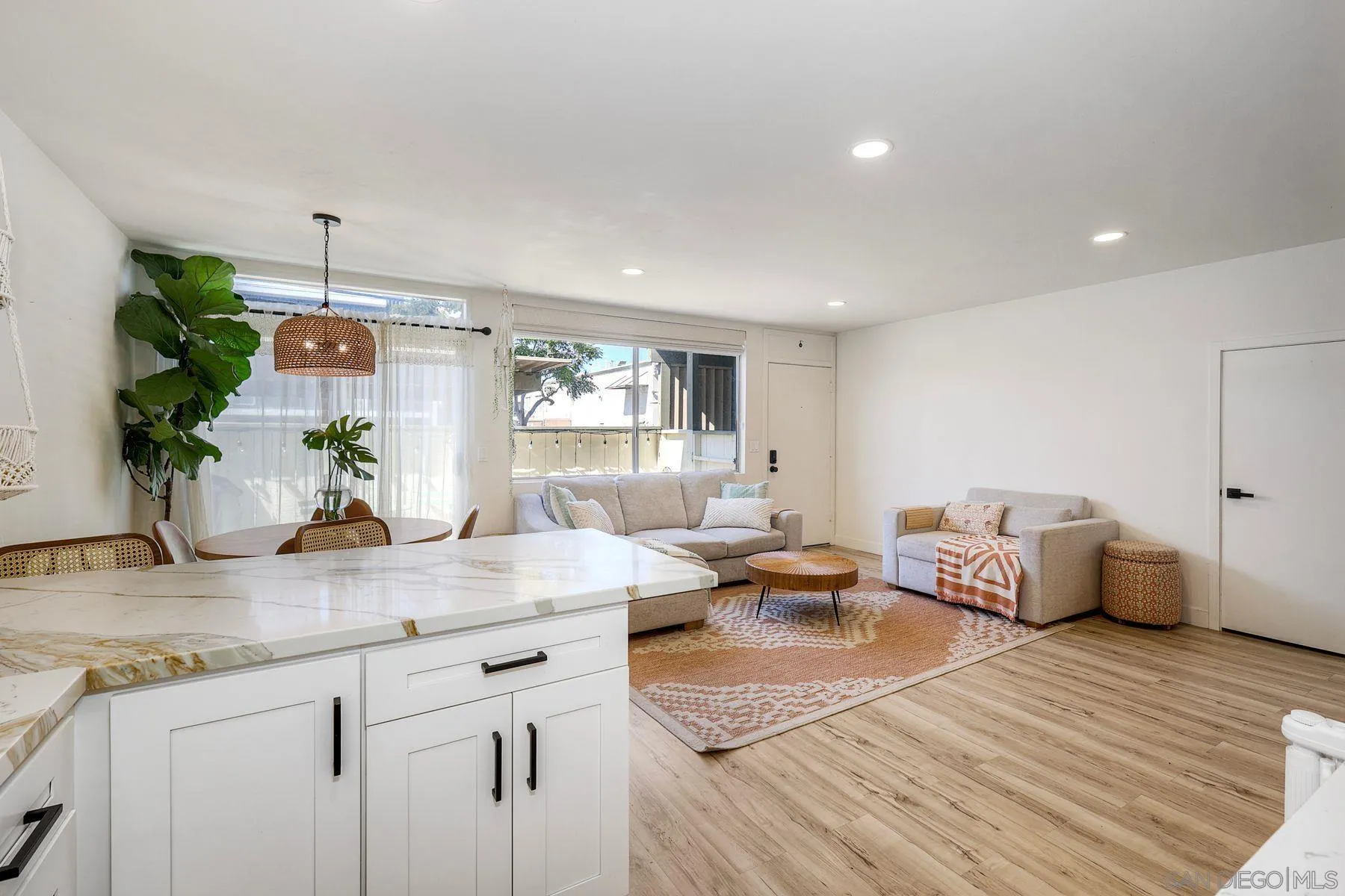 https://cdn.realtyfeed.com/cdn/127/260007215/15c95832088243522c289fb4602010f4.webp