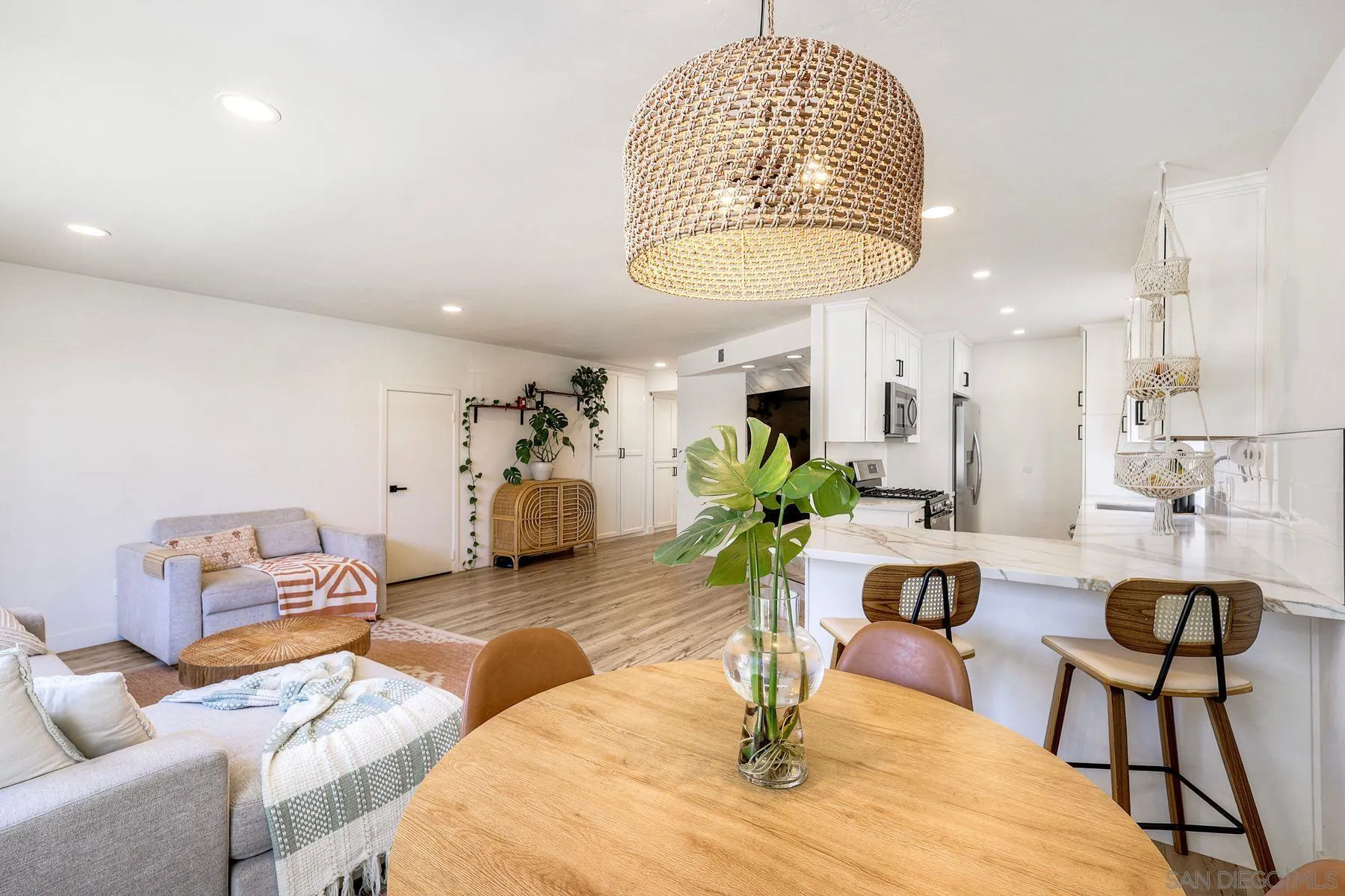 https://cdn.realtyfeed.com/cdn/127/260007215/2de975bac1048fc32f45002548667e98.webp