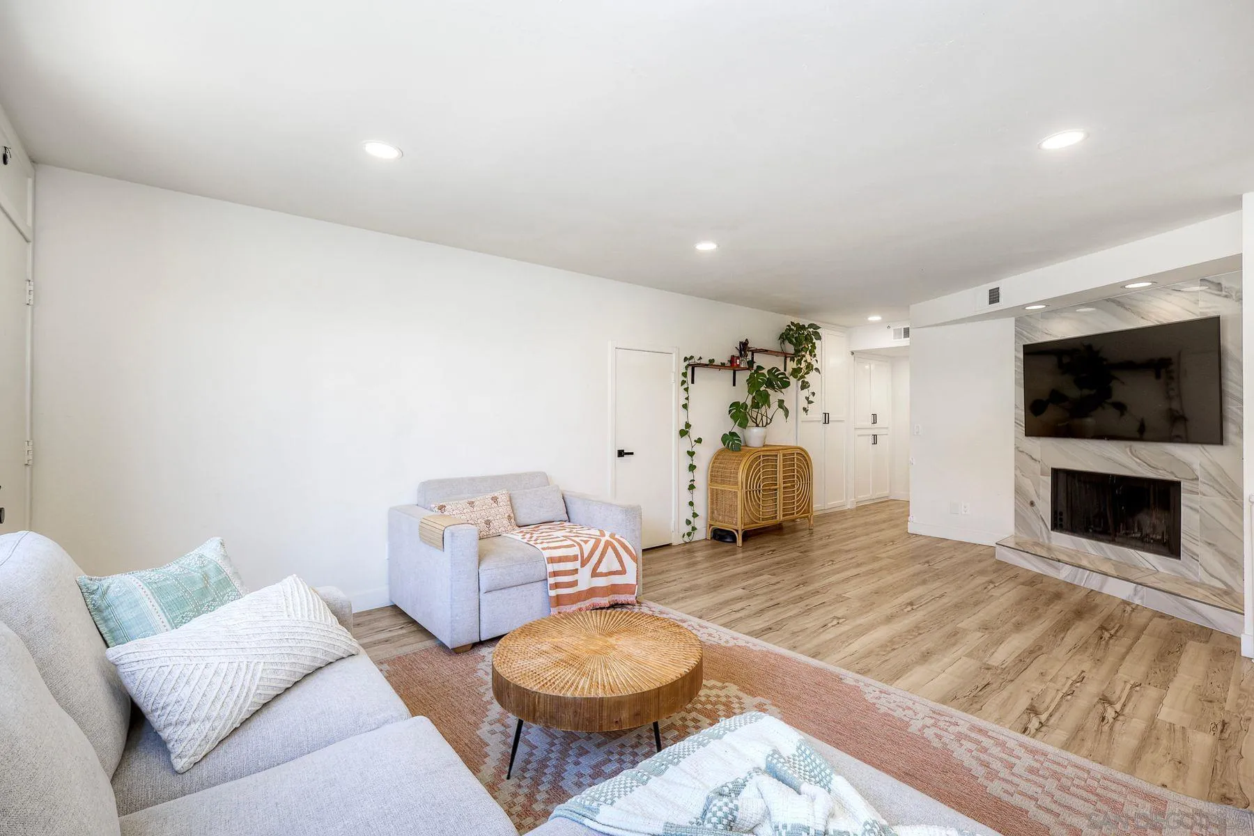 https://cdn.realtyfeed.com/cdn/127/260007215/a51569663f7730901c4167df35368fd9.webp