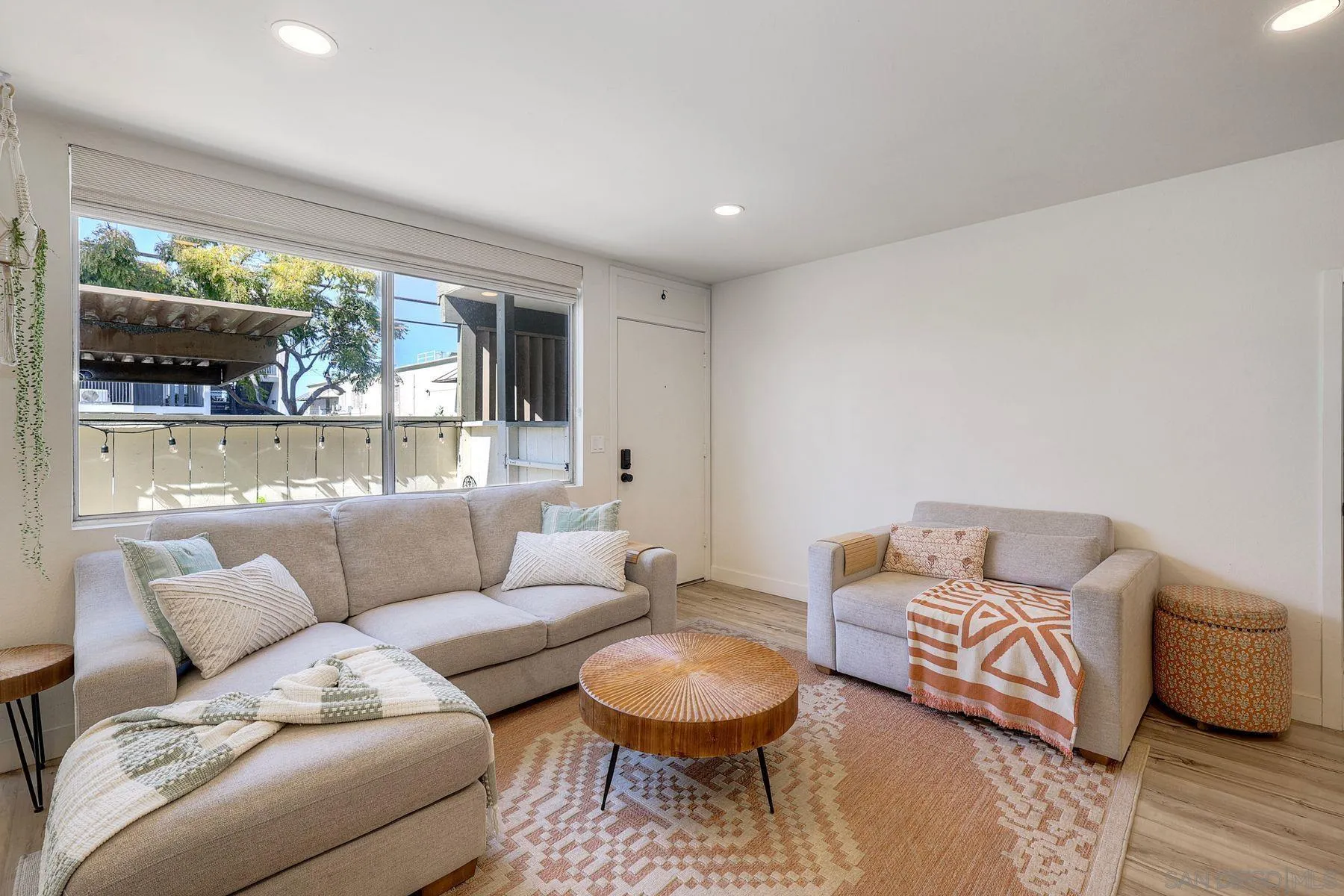 https://cdn.realtyfeed.com/cdn/127/260007215/c33edf33da7578145a950fac185f79c3.webp