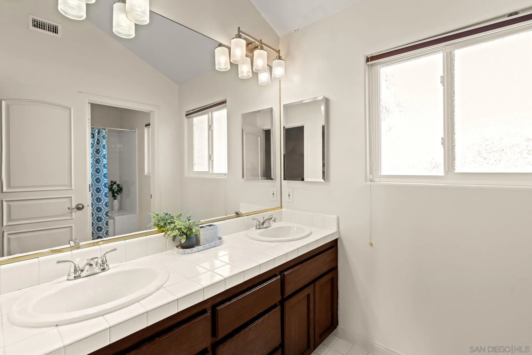 https://cdn.realtyfeed.com/cdn/127/260007216/71bac56ba48eca1f7fb60d43c8933037.webp