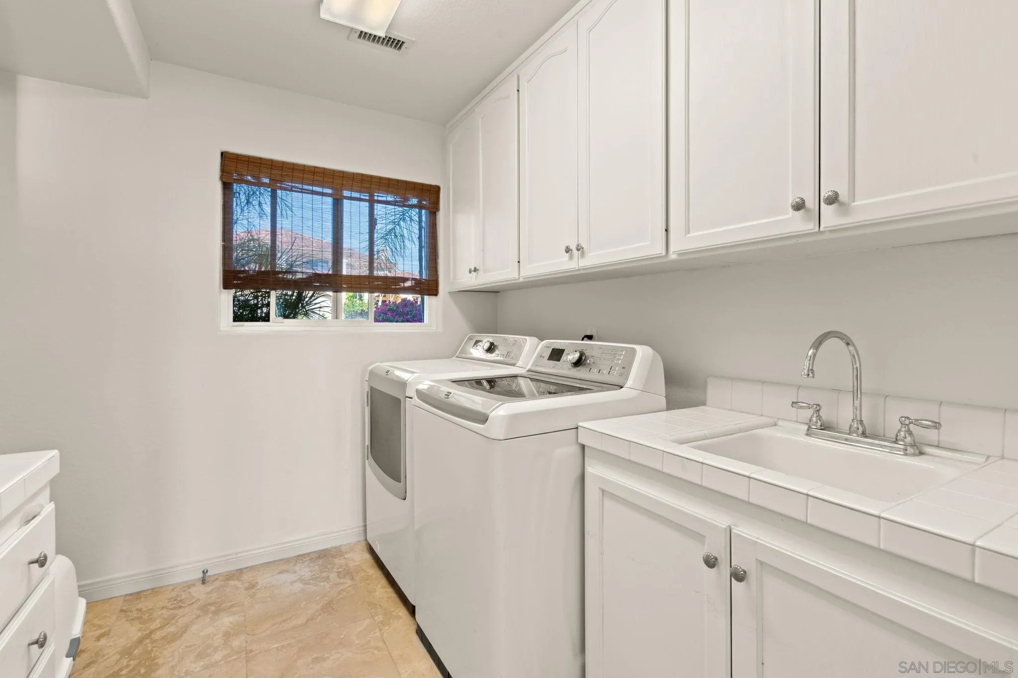 https://cdn.realtyfeed.com/cdn/127/260007216/7c70f5be133d24e7010b4f99e99f8174.webp