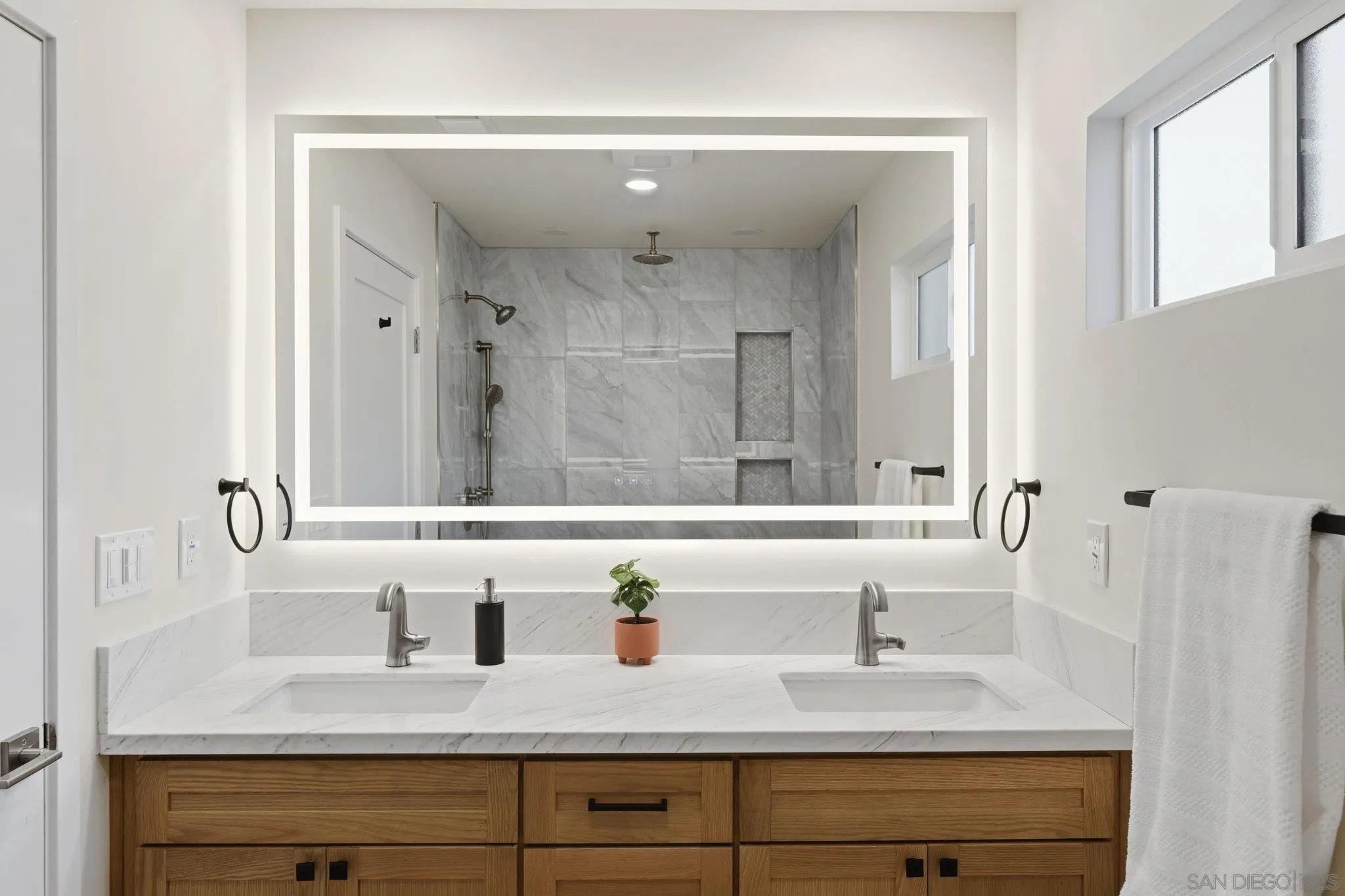 https://cdn.realtyfeed.com/cdn/127/260007222/3df421441a8fe4be80fb01e31cff733c.webp