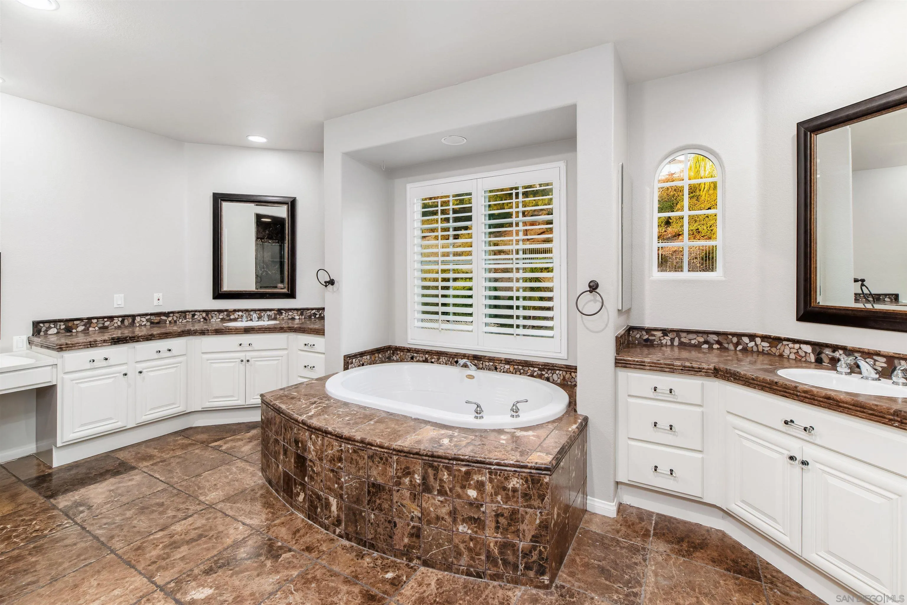https://cdn.realtyfeed.com/cdn/127/260007259/294f4f5cbdc689502f21fb9b16018d1a.webp